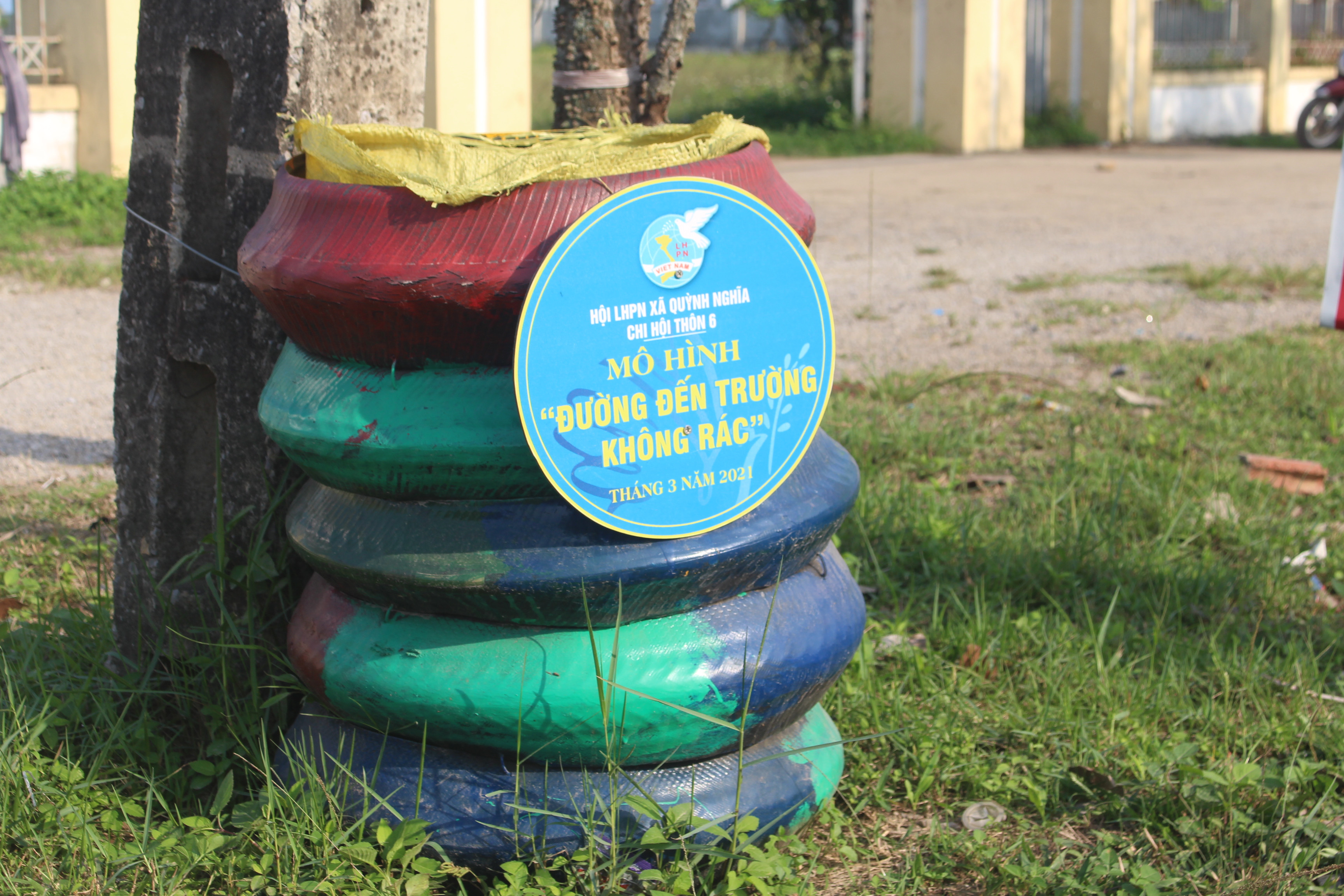 Những thùng rác công cộng được chế từ lốp xe cũ ở Quỳnh Nghĩa (Quỳnh Lưu). Ảnh: Thanh Phúc