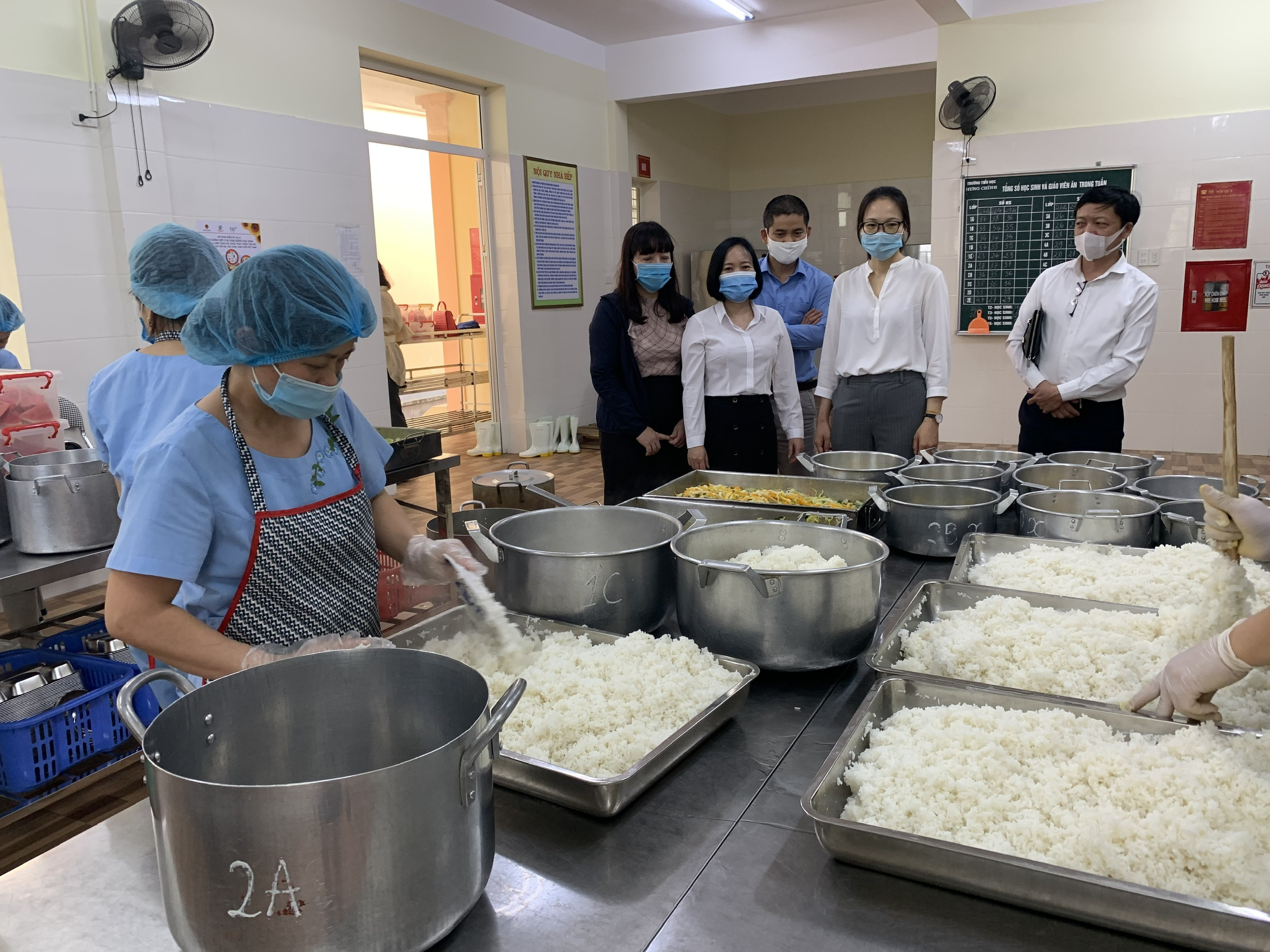 Ban điều hành mô hình 41 Bộ GD- ĐT kiểm tra, giám sát bếp ăn bán trú trường TH Hưng CHính ( Thành phố Vinh)