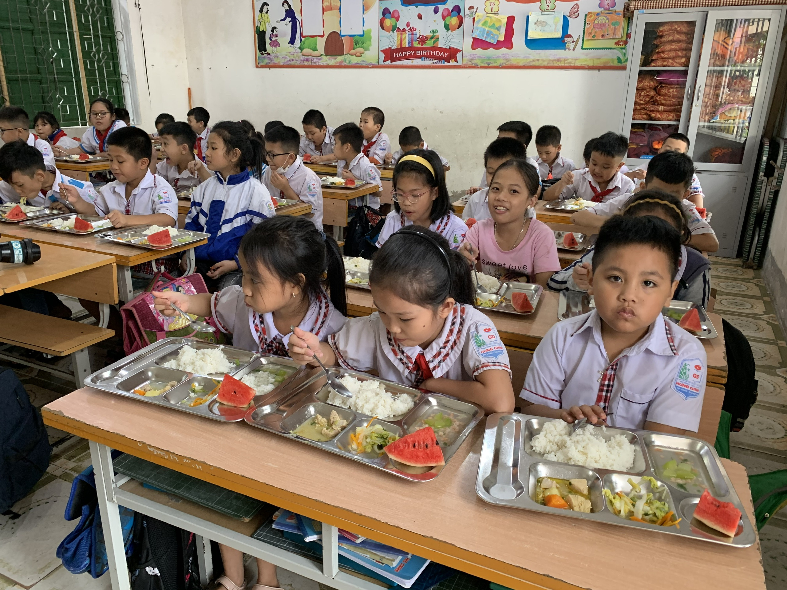 Bữa ăn bán trú của học sinh trường Tiểu học Hưng Chính (TP Vinh)