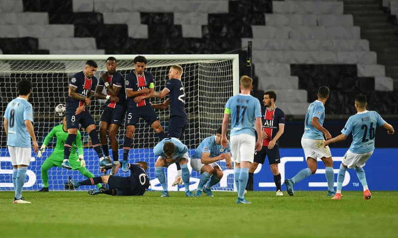 Mahrez giúp Man City lội ngược dòng thắng 2-1 bằng pha sút phạt. Ảnh: Getty