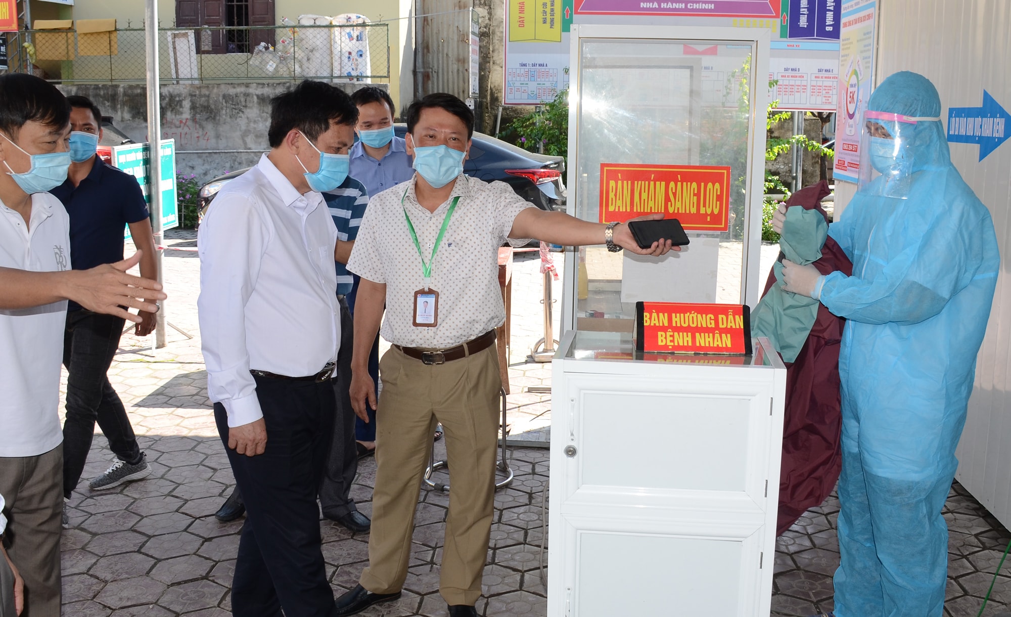 Đoàn kiểm tra công tác sàng lọc bệnh nhân tại Trung tâm Y tế thị xã Hoàng Mai. Ảnh: Thành Chung