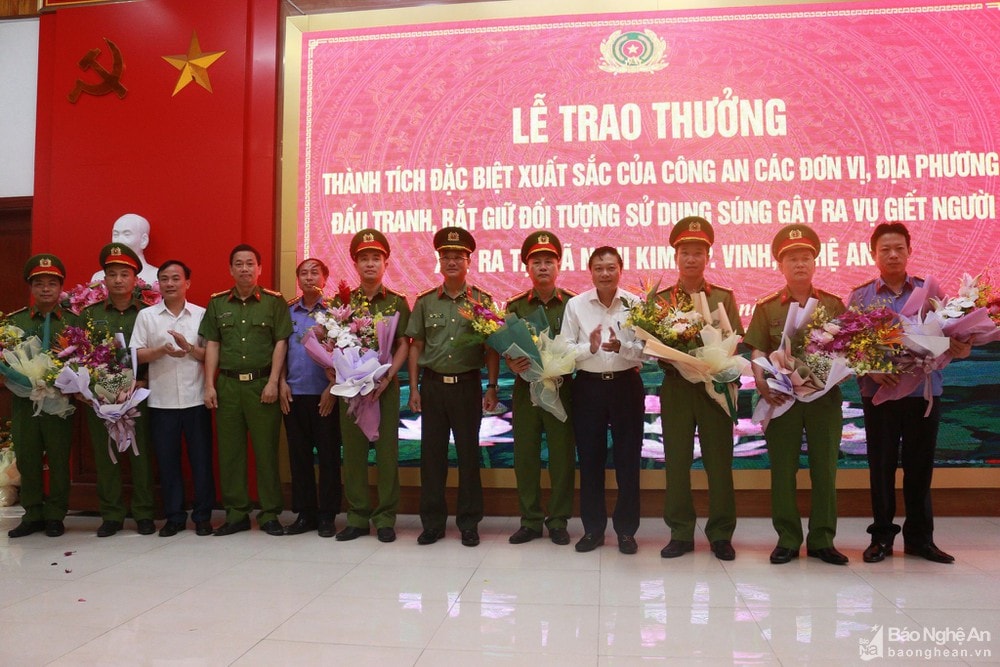 Đồng chí Lê Hồng Vinh và đồng chí Đại tá Phạm Thế Tùng trao thưởng cho các đơn vị. Ảnh: P.V