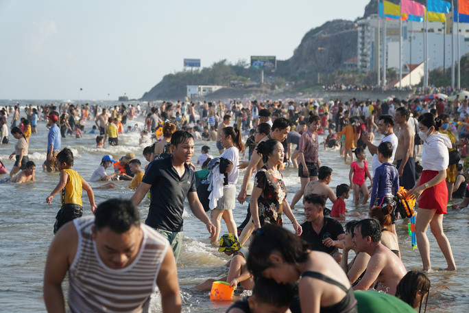 Bãi biển Vũng Tàu đông đặc người tắm trong dịp lễ