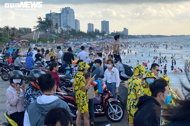Hàng nghìn du khách tập trung ở bãi biển Vũng Tàu trong sáng 1-5.