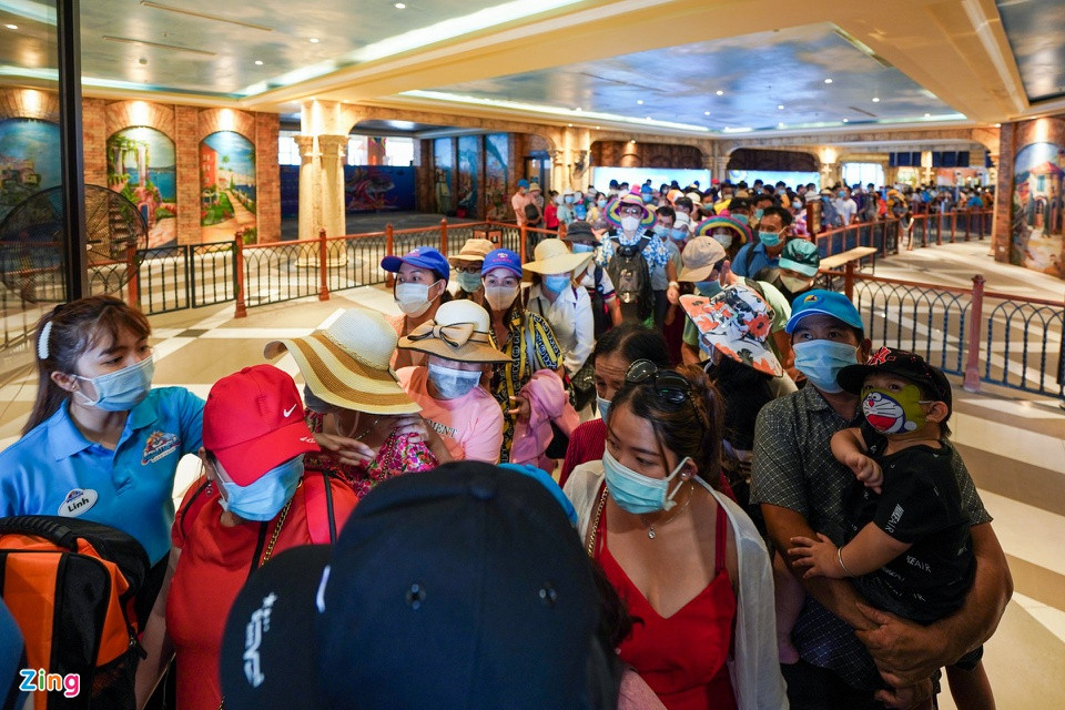 Lượng khách đến Phú Quốc  tăng cao. Cảnh xếp hàng lên ga cáp treo Ảnh Zing