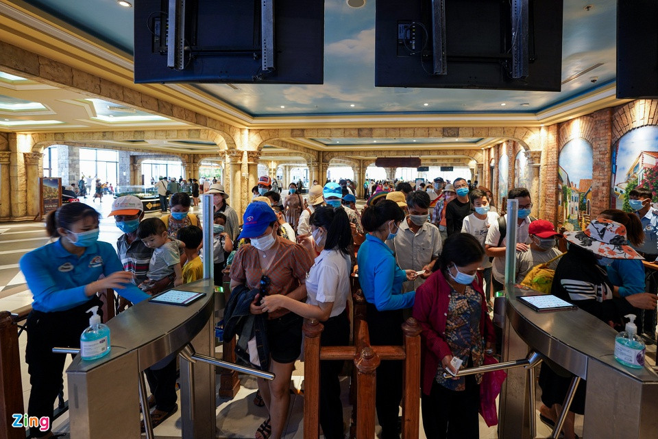 Khoảng 9h, rất đông du khách có mặt ở nhà ga An Thới (TP Phú Quốc). Đây là cáp treo dài nhất Việt Nam, nối đảo chính với đảo Hòn Thơm, nơi có khu vui chơi lớn nhất nhì Phú Quốc.