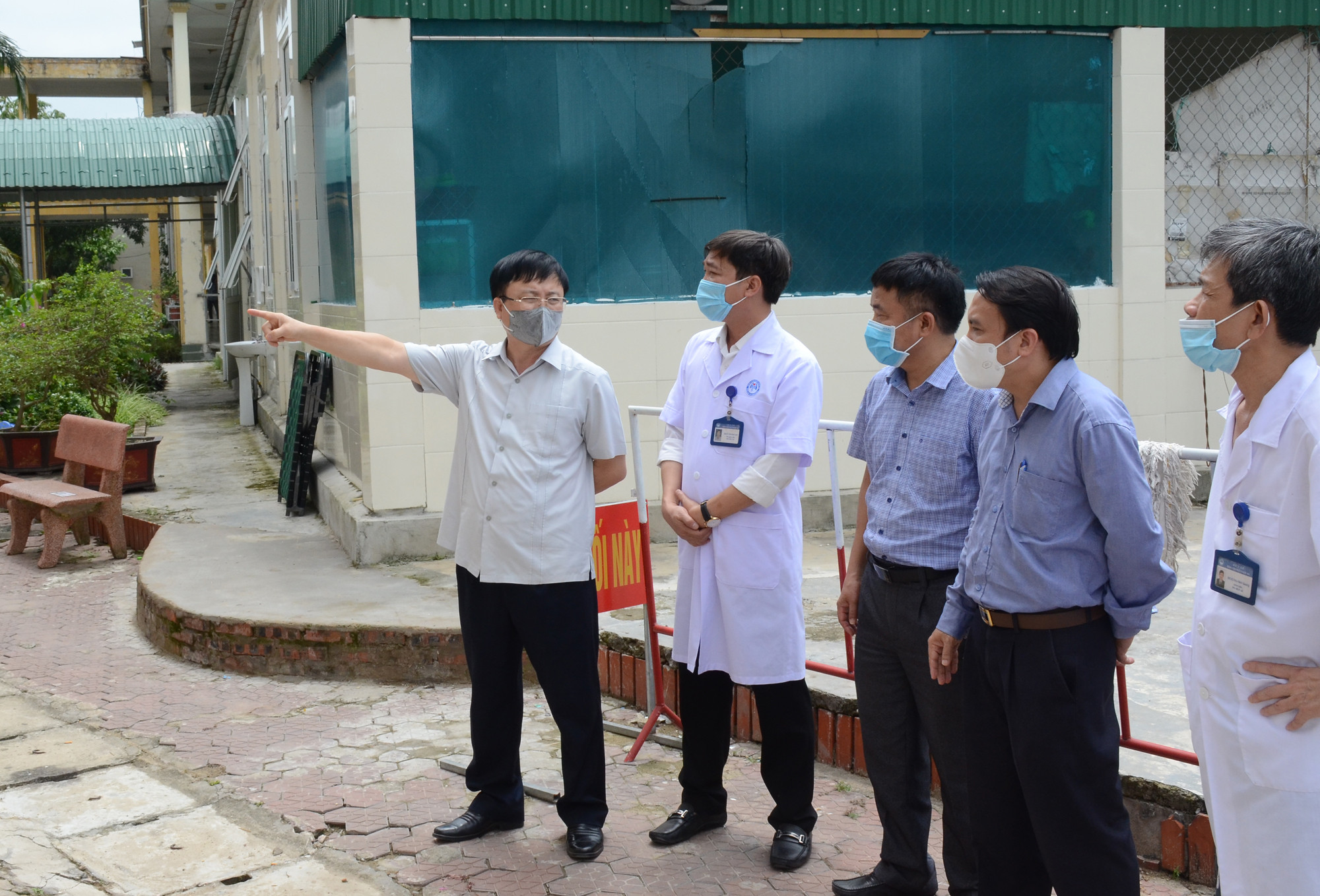 Kiểm tra phương án vận chuyển, tiếp nhận bệnh nhân tại Bệnh viện Phổi Nghệ An. Ảnh: Thành Chung