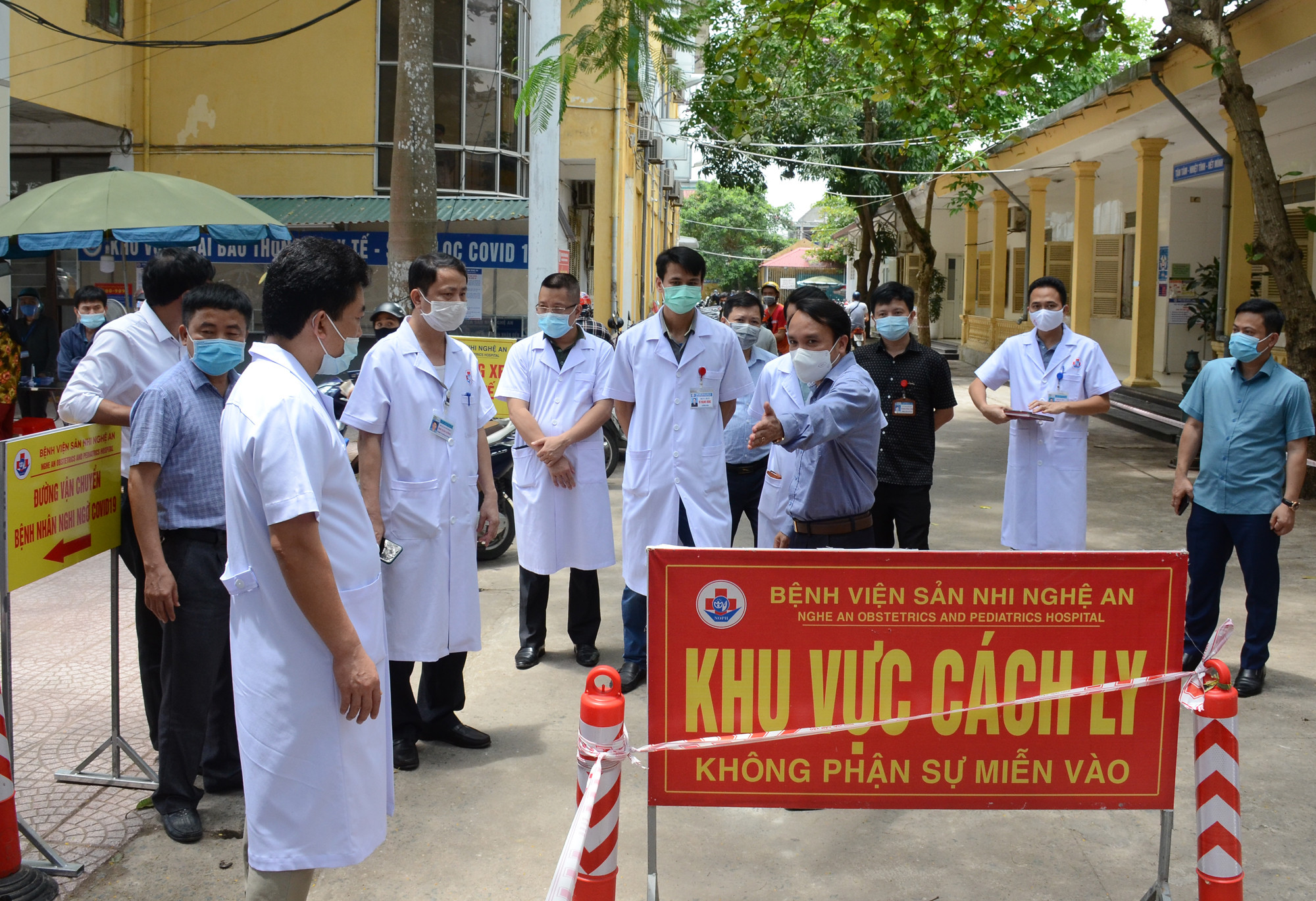 Đoàn công tác kiểm tra, hướng dẫn cho Bệnh viện Sản Nhi Nghệ An. Ảnh: Thành Chung