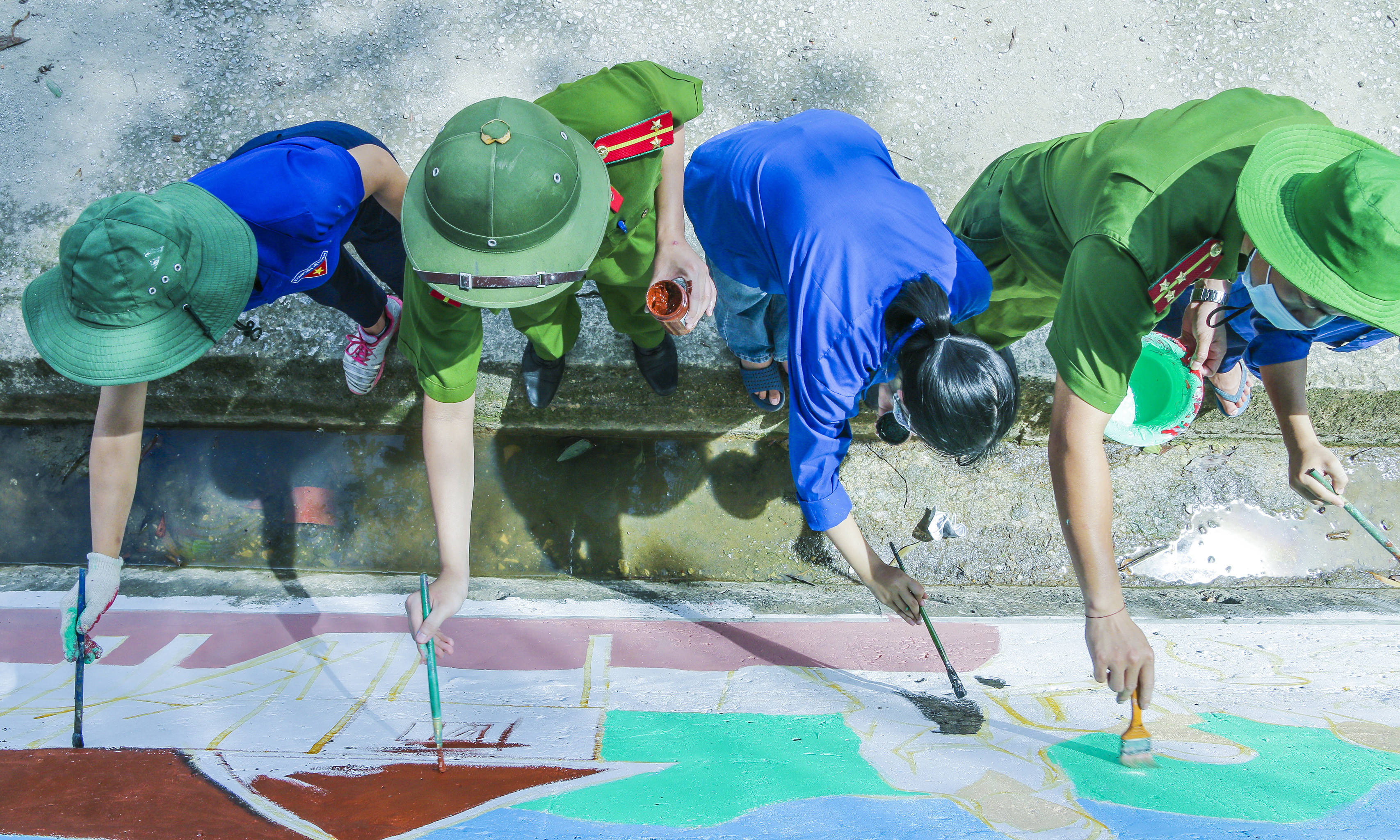 Đoàn Thanh niên thị trấn Thạch Giám đã vận động những ĐVTN có năng khiếu hội họa tham gia vẽ chuỗi tranh lên tường. Ảnh: Đình Tuân