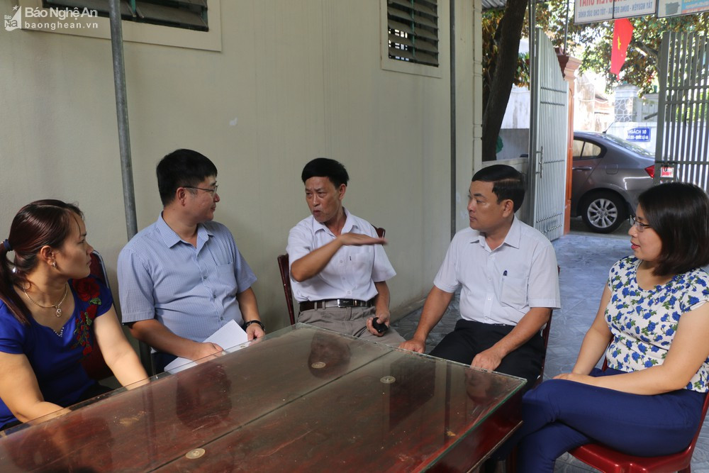 Bí thư chi bộ khối Xuân Hòa, Thị trấn Nam Đàn trao đổi về đóng góp của đảng viên hưu trí trong xây dựng HTCT cơ sở. Ảnh tư liệu: Gia Huy
