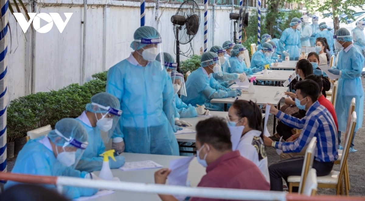 Người dân Campuchia đăng ký xét nghiệm Covid-19