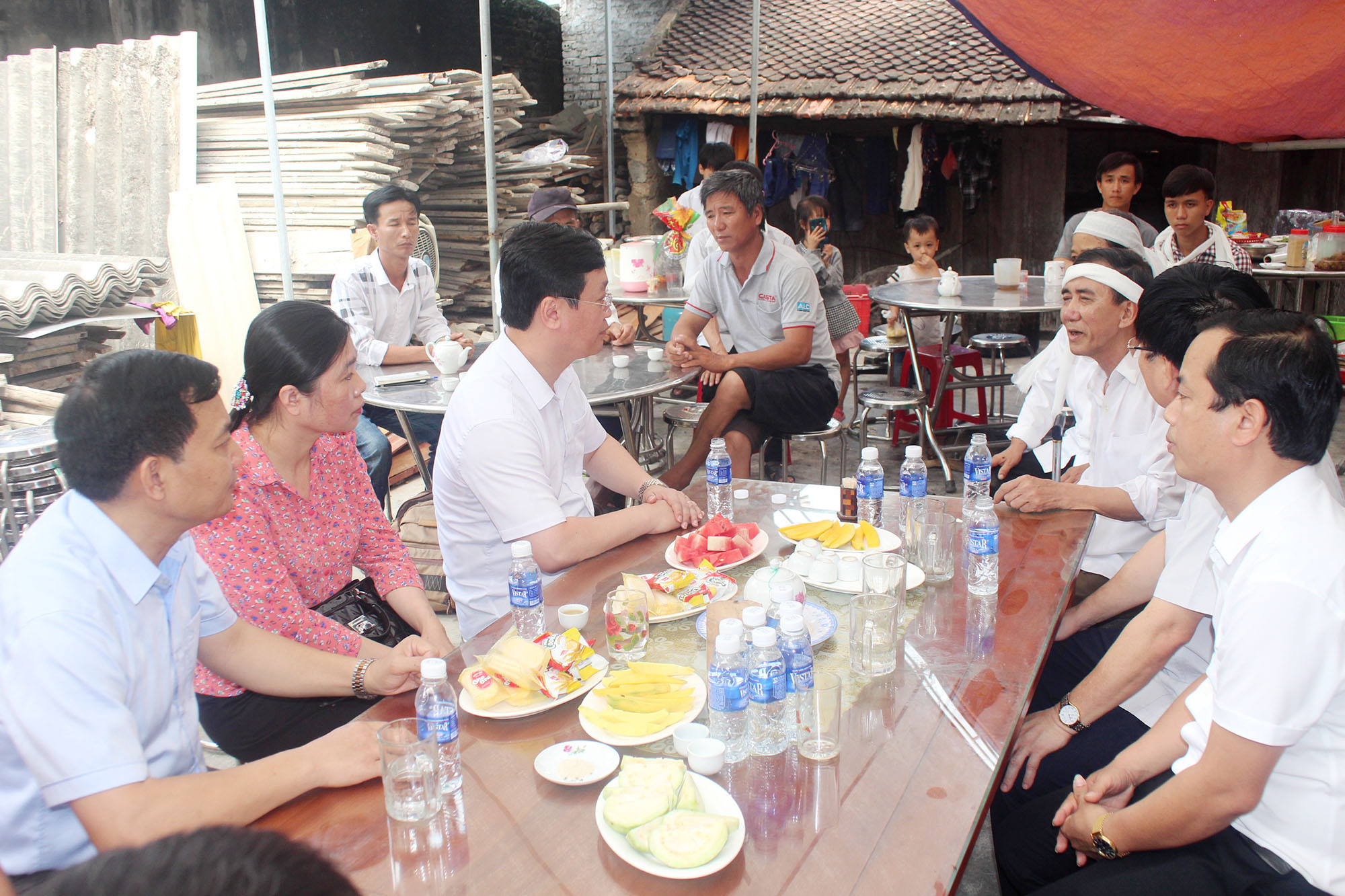 Chủ tịch UBND tỉnh Nguyễn Đức Trung thay mặt lãnh đạo tỉnh gửi lời thăm hỏi, động viên và chia buồn với gia đình em Nhã. Ảnh: Việt Hùng