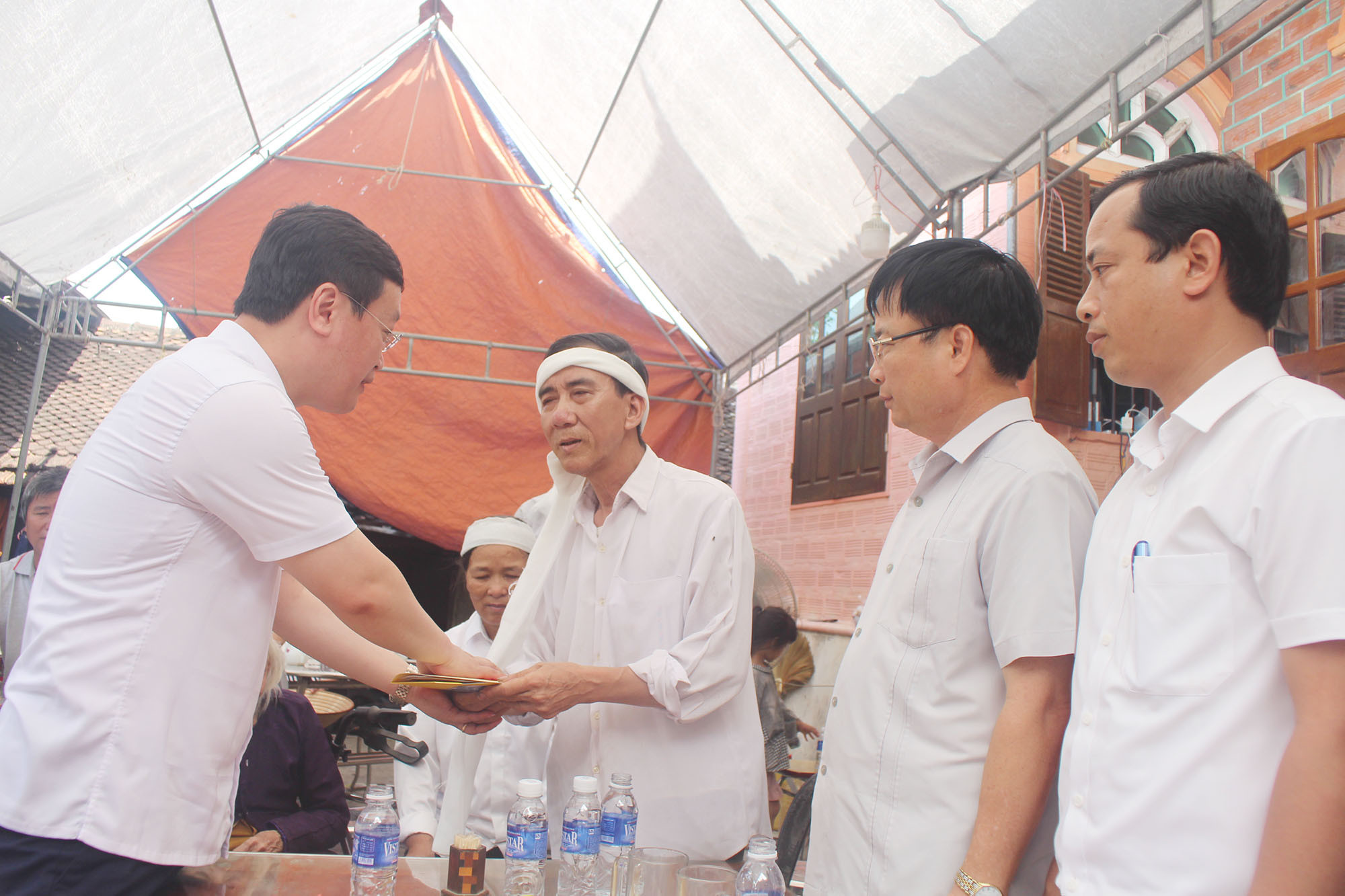 Chủ tịch UBND tỉnh Nguyễn Đức Trung động viên, chia sẻ khó khăn với gia đình. Ảnh: Phạm Bằng