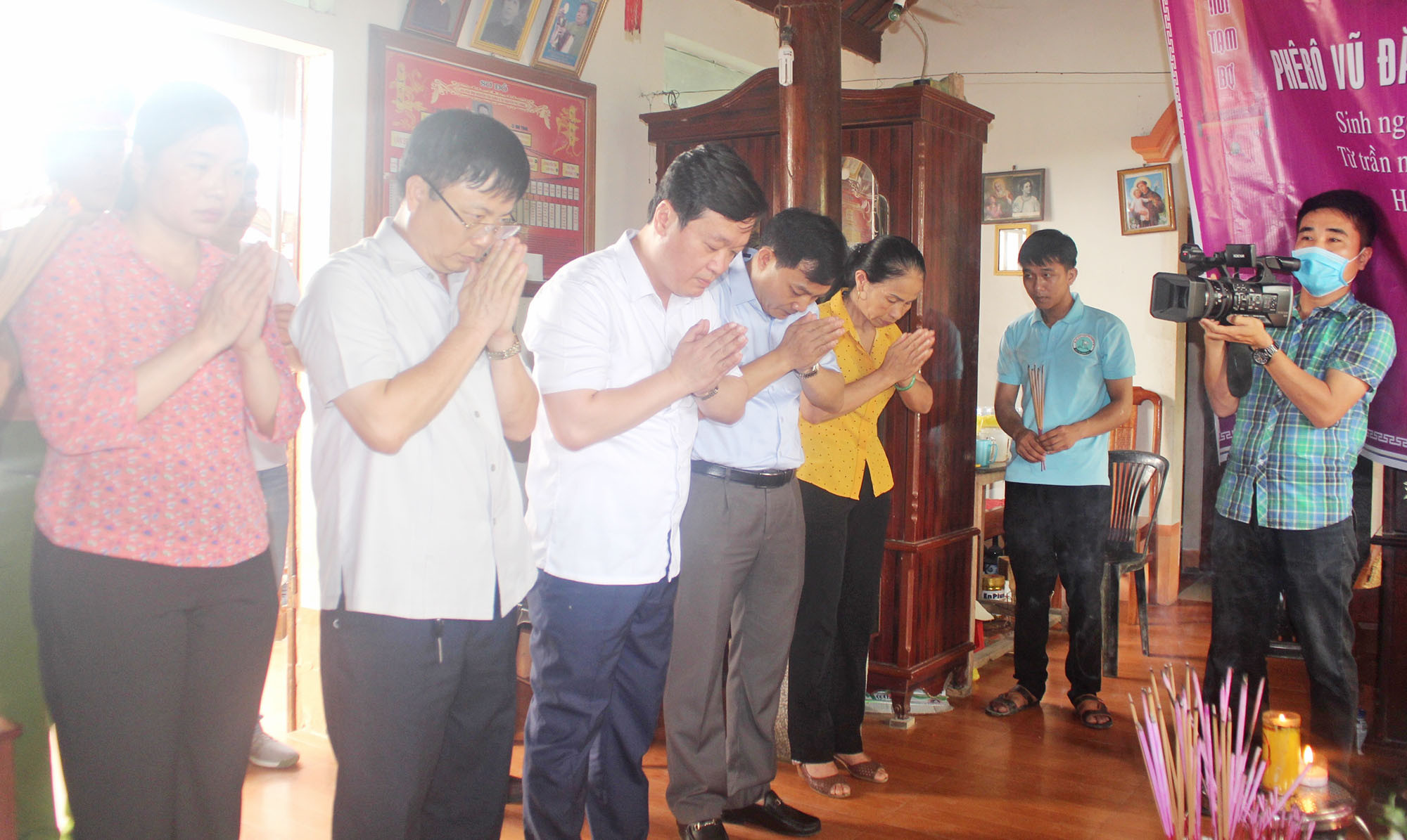 Chủ tịch UBND tỉnh cùng đoàn công tác thăm hương viếng em Nguyễn Văn Nhã. Ảnh: Việt Hùng