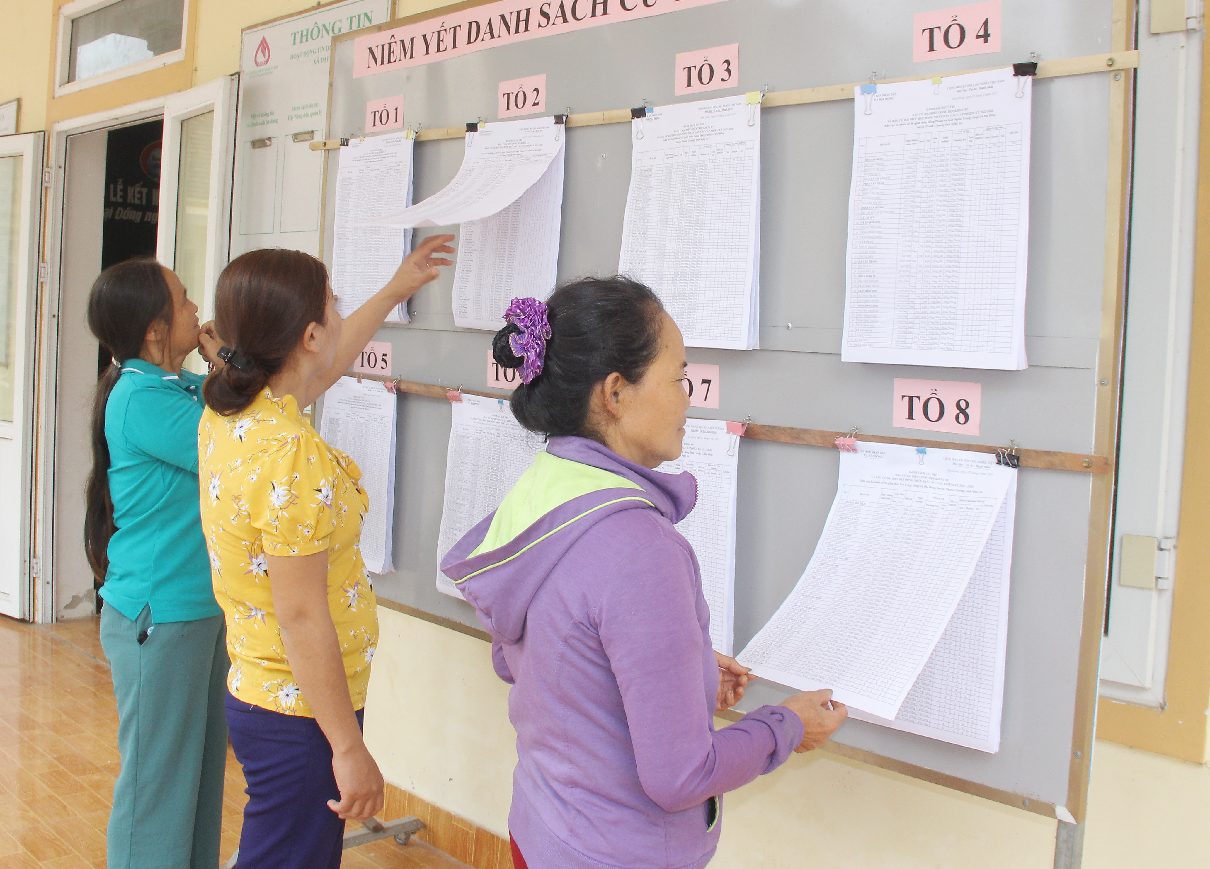 Cử tri xã Đại Đồng, huyện Thanh Chương kiểm tra, giám sát danh sách cử tri được niêm yết tại trụ sở xã. Ảnh: Mai Hoa