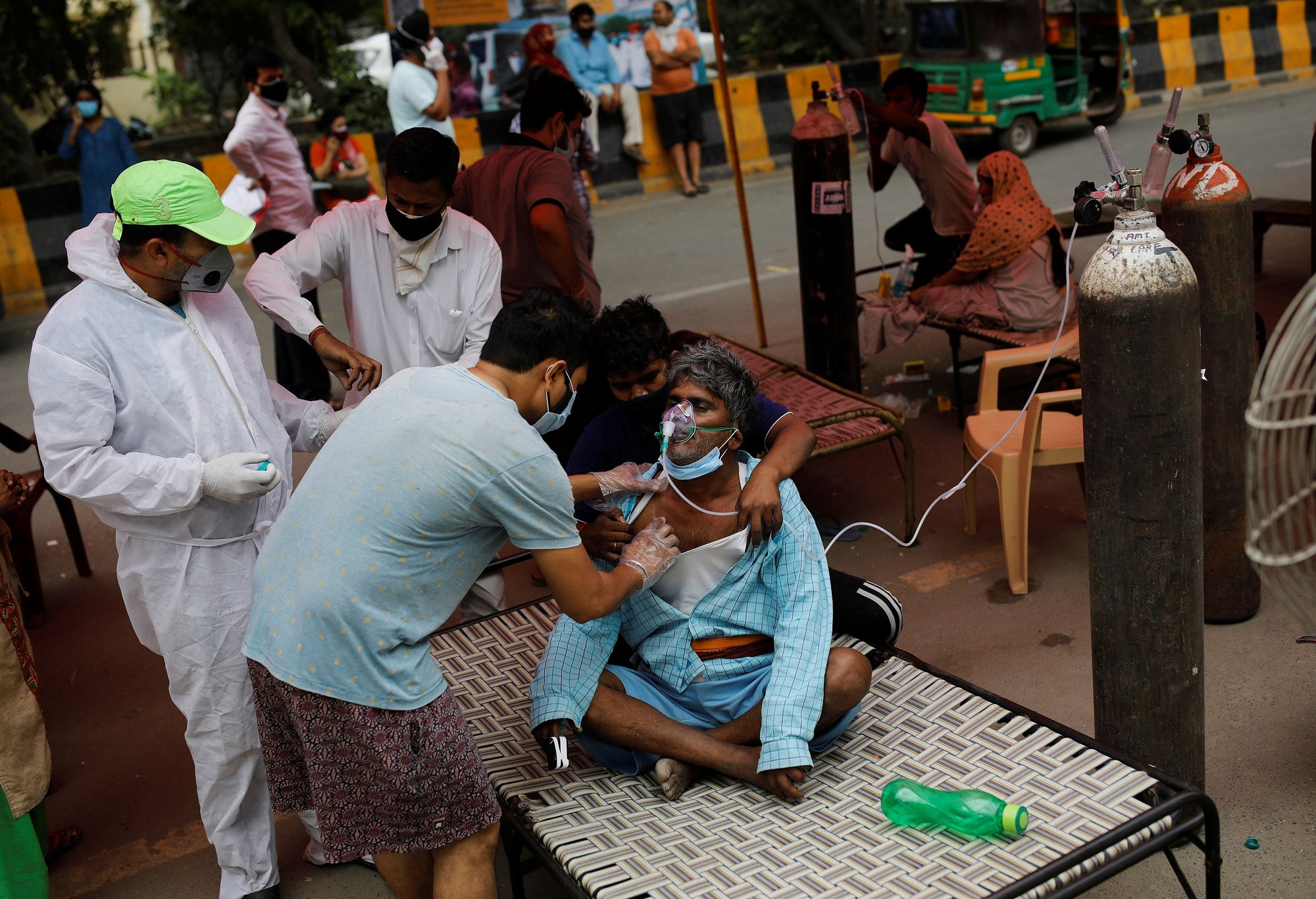 Một người đàn ông khó thở được cung cấp ô xy miễn phí tại một ngôi đền ở thành phố Ghaziabad, Ấn Độ ngày 3.5. Ảnh: Reuters