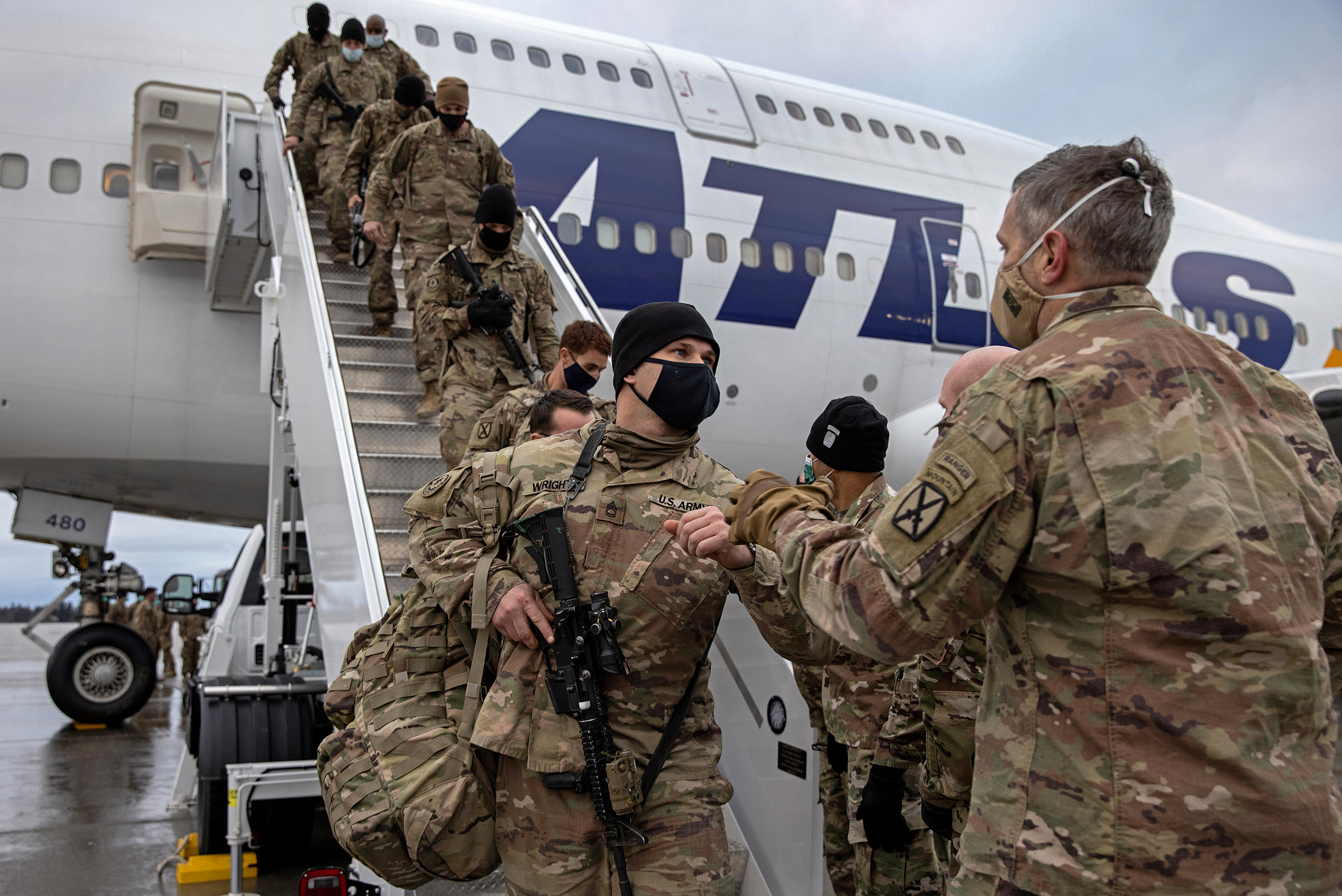 Mỹ bắt đầu rút nốt số binh sĩ còn lại khỏi Afganistan (The Times).