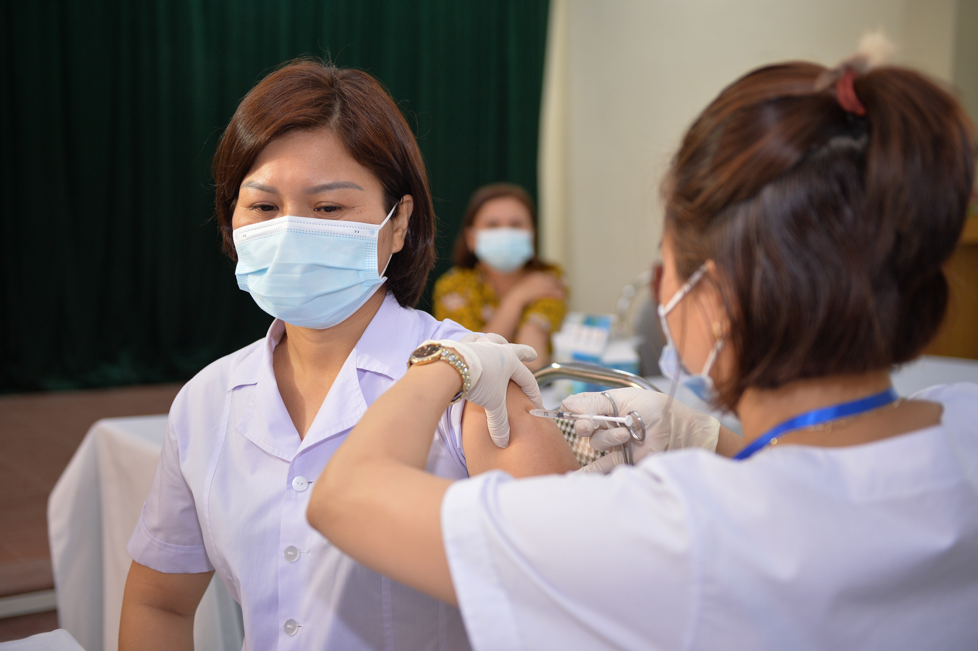 Đến nay, gần 20.000 người ở Nghệ An đã được tiêm vacxin ngừa COVID-19. Ảnh: Thành Cường