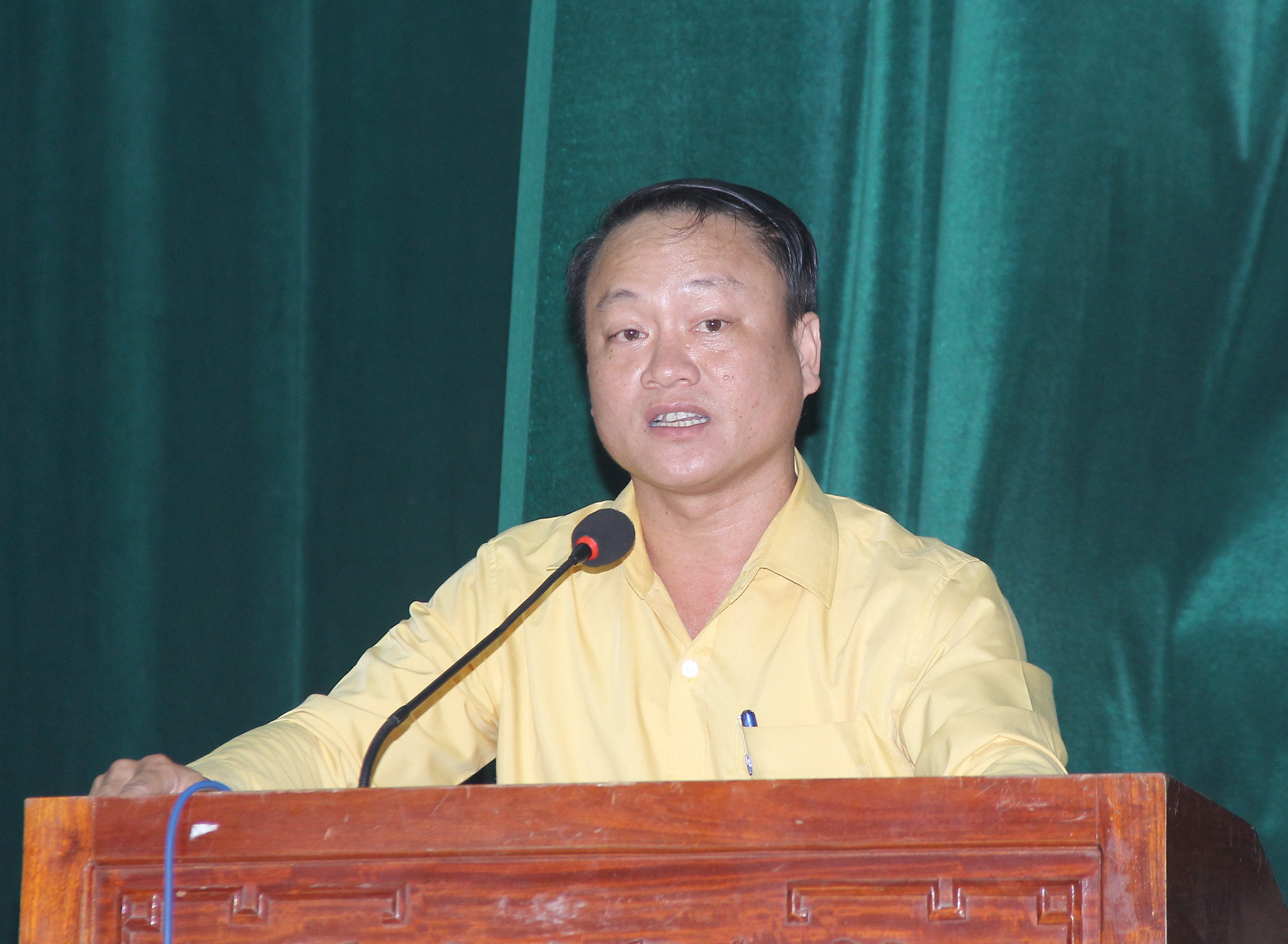 Chủ trì hội nghị trình bày tiểu sử tóm tắt của các ứng cử viên. Ảnh: Mai Hoa