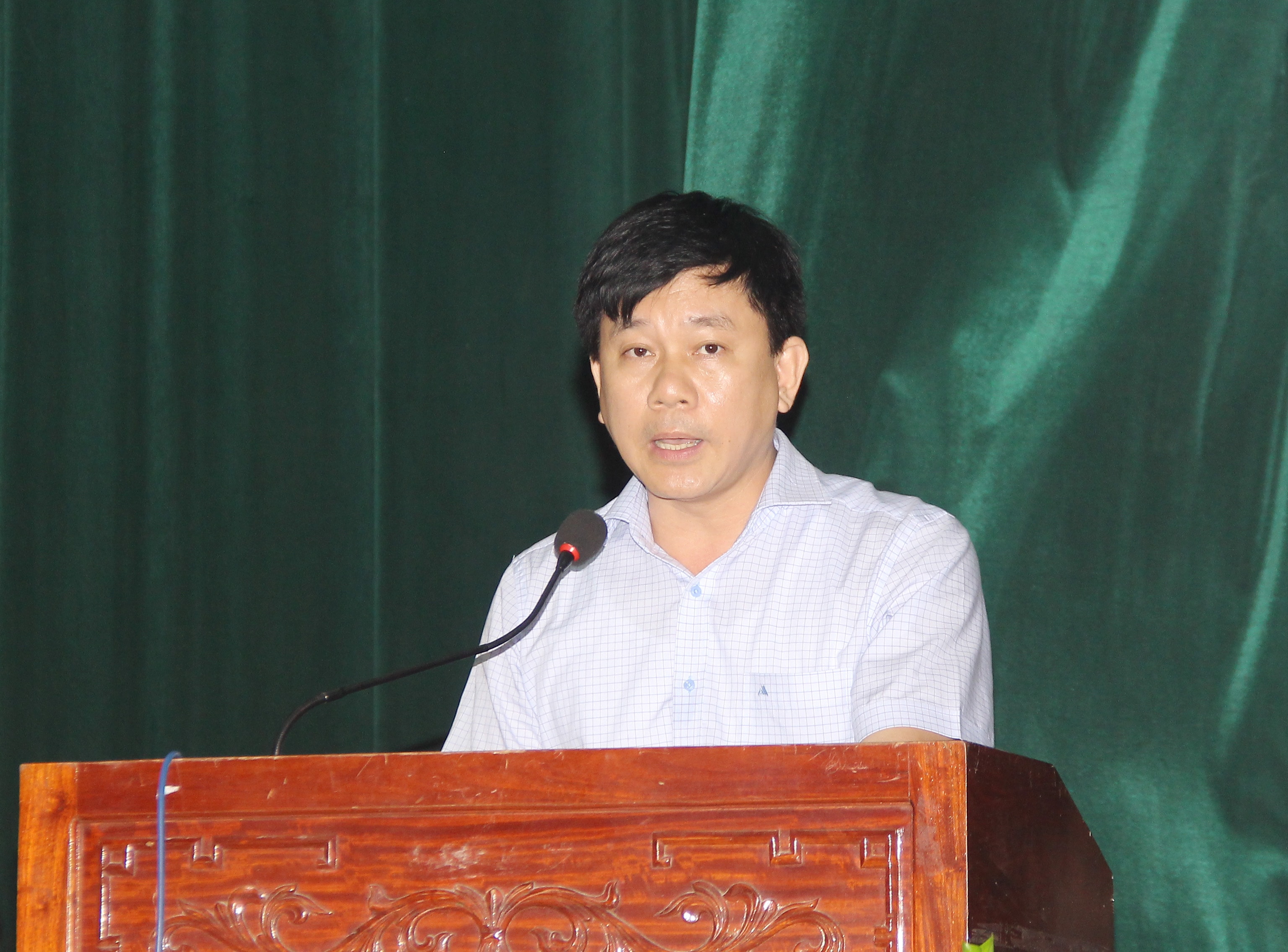 Ông Võ Văn Hùng - Phó Chủ tịch UBND thị xã trình bày chương trình hành động nếu trúng cử đại biểu HĐND thị xã, nhiệm kỳ 2021 - 2026. Ảnh: Mai Hoa