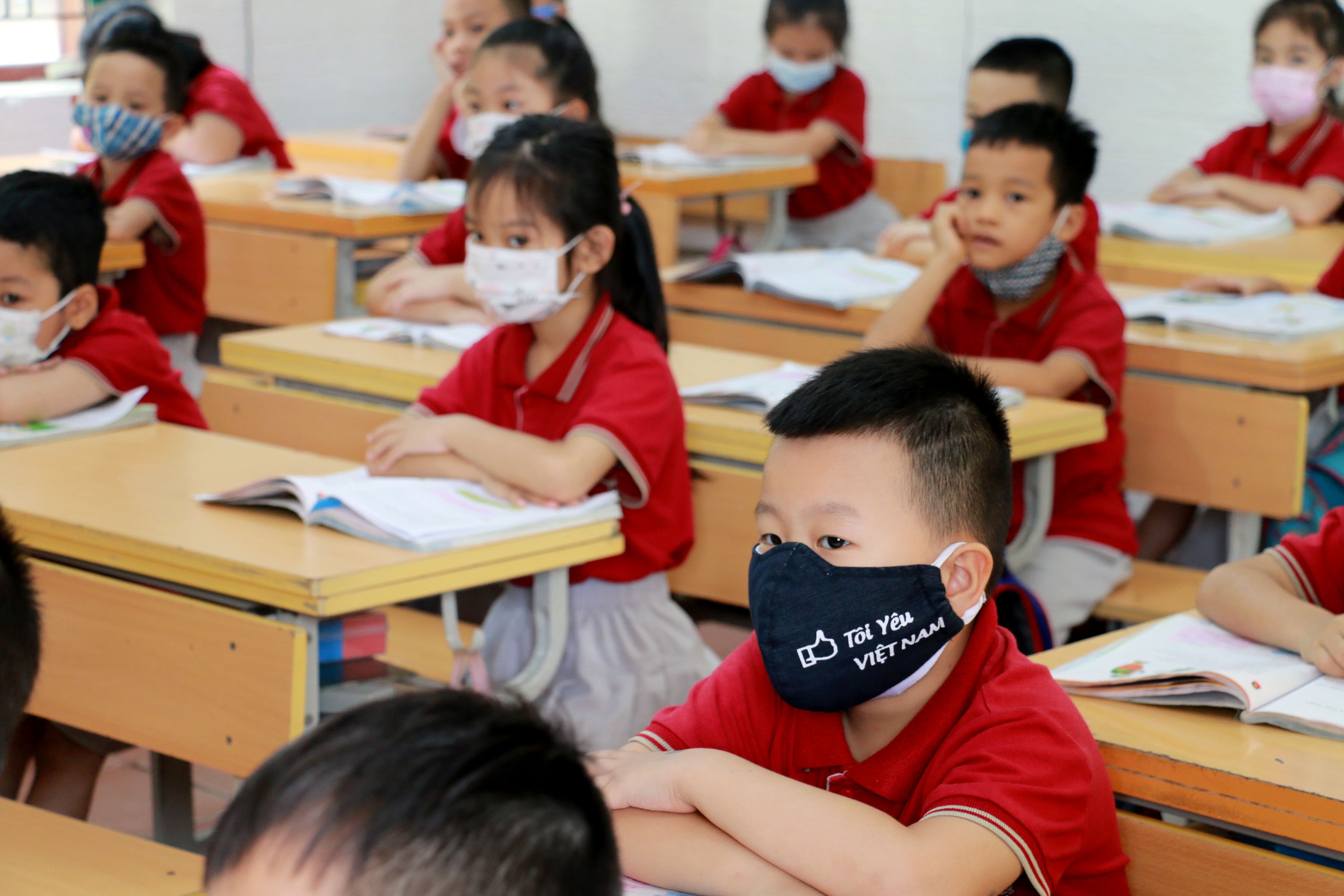 Học sinh Trường Tiểu học Hưng Bình thực hiện nghiêm túc việc đeo khẩu trang và thể hiện trách nhiệm với công tác phòng chống dịch bệnh. Ảnh: MH