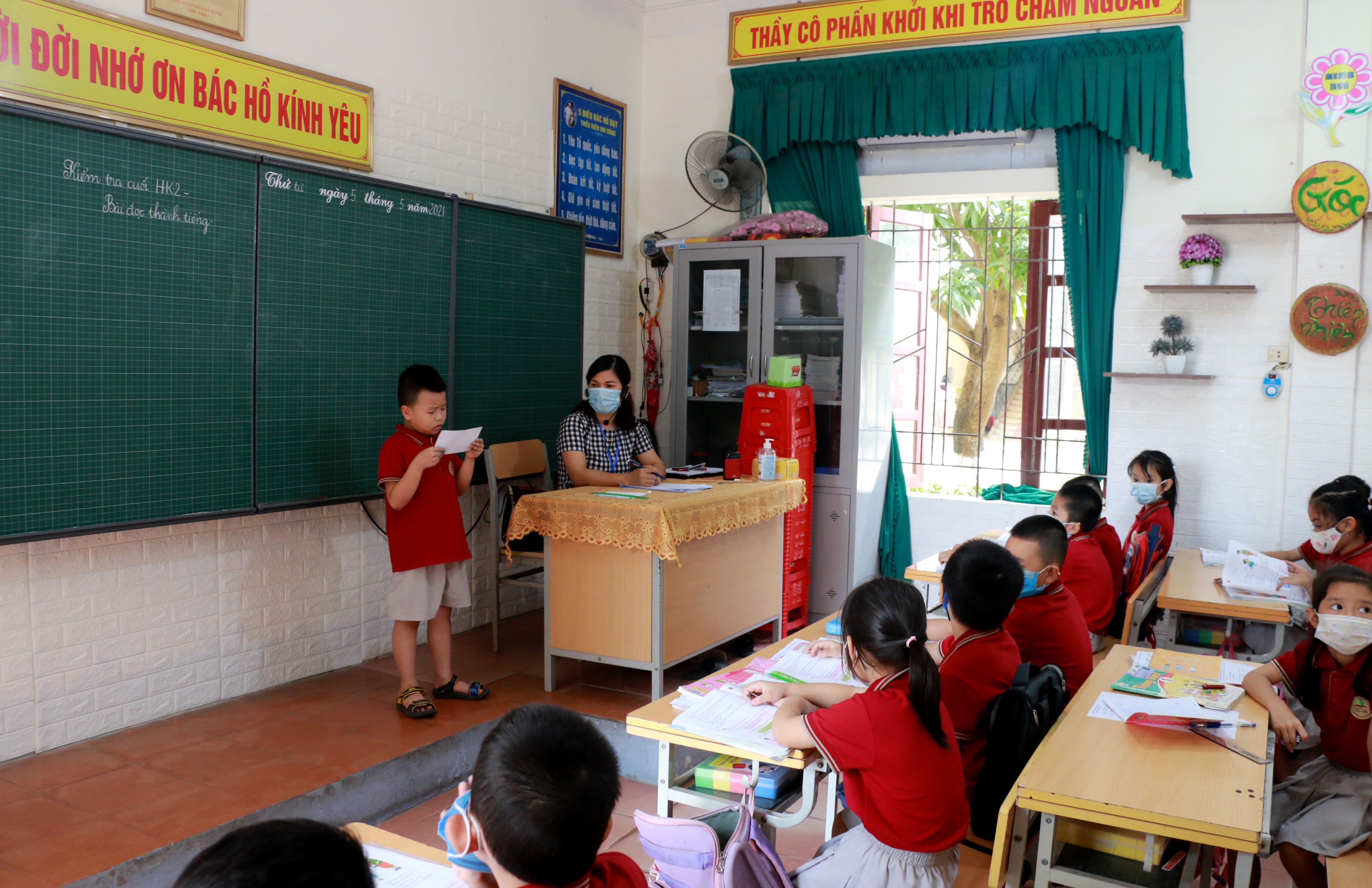 Bài kiểm tra tập đọc với học sinh khối lớp 1 ở Trường Tiểu học Hưng Bình. Ảnh - MH.j