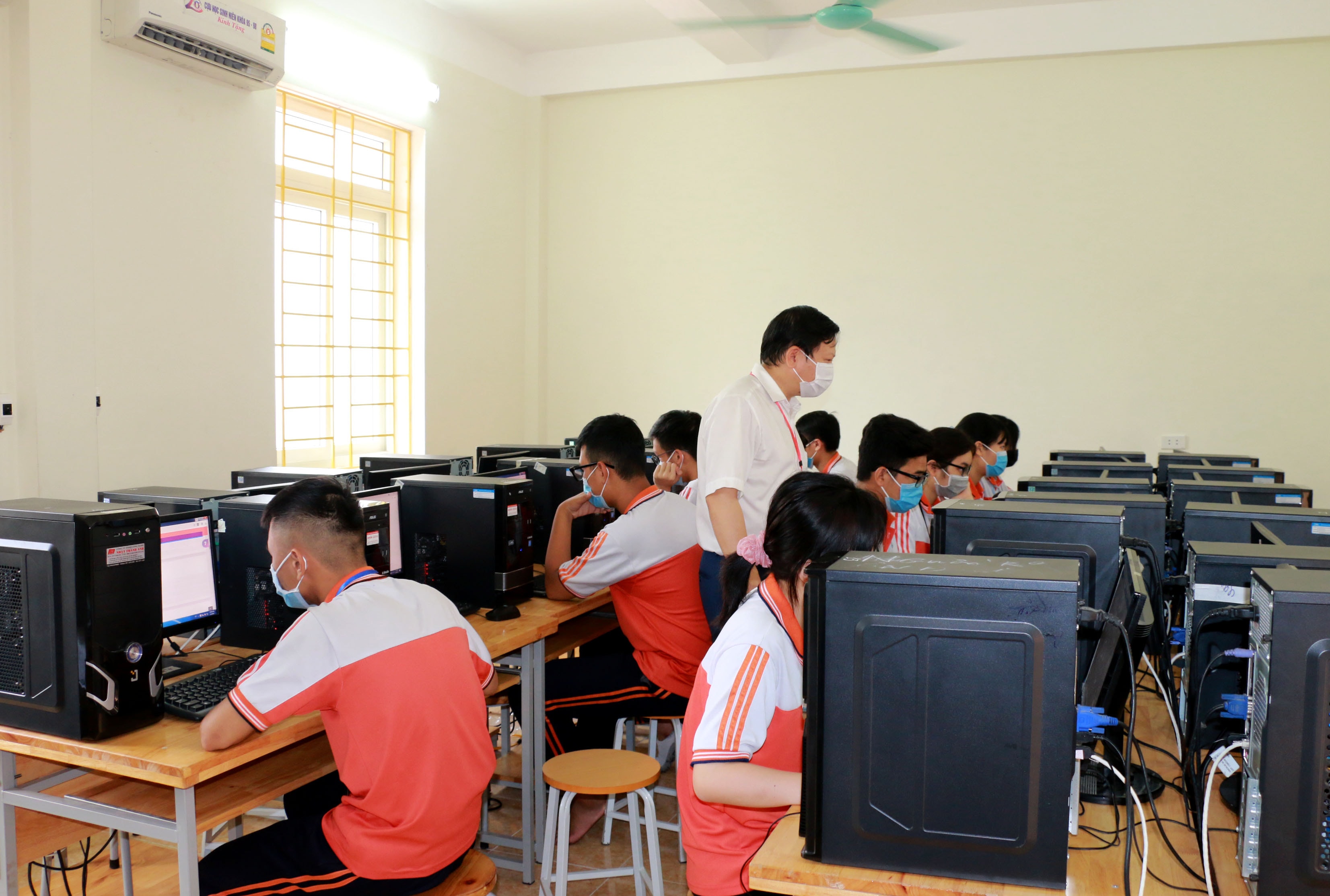 Trường THPT Hà Huy Tập xây dựng câu lạc bộ đề thi bằng hình thức trực tuyến để chuẩn bị phương án ôn tập theo hình thức trực tuyến. Ảnh: MH