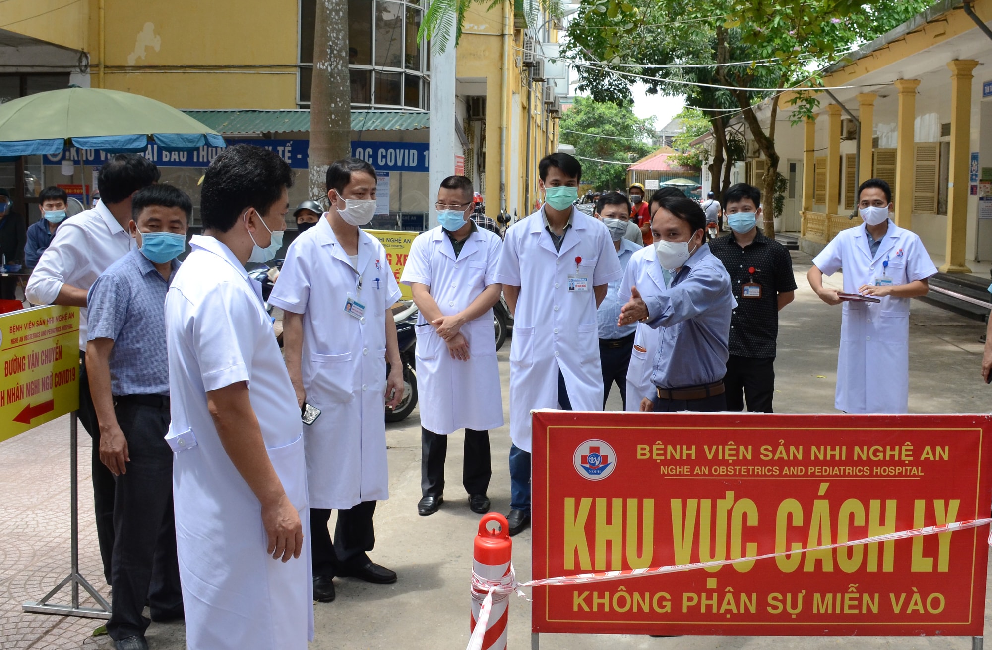 ừ ngày 30-03, UBND tỉnh và Sở Y tế Nghệ An tổ chức kiểm tra công tác quản lý, điều trị tại nhiều bệnh viện trong tỉnh. Ảnh: Thành Chung
