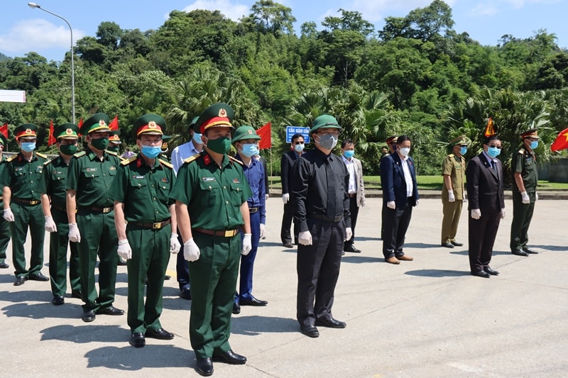 Các đại biểu tham dự lễ bàn giao hài cốt liệt sĩ, quân tình nguyện và chuyên gia  Việt Nam hi sinh trên đất nước bạn Lào về nước an táng tại cữa khẩu quốc tế Nậm Cắn huyện Kỳ Sơn tỉnh Nghệ An
