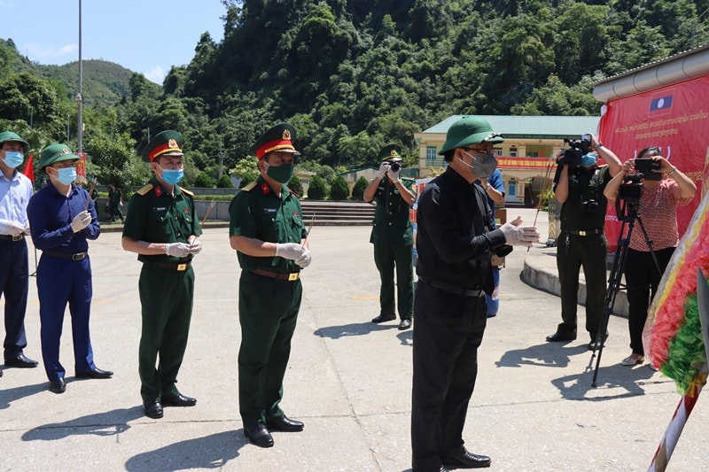 Đoàn công tác ban công tác đặc biệt tỉnh Nghệ An  do đồng chí Bùi Đình Long, Phó Chủ tịch UBND tỉnh làm trưởng đoàn dâng hương tưởng niệm các liệt sĩ, quân tình nguyện và chuyên gia Việt Nam hi sinh trên đất nước bạn Lào