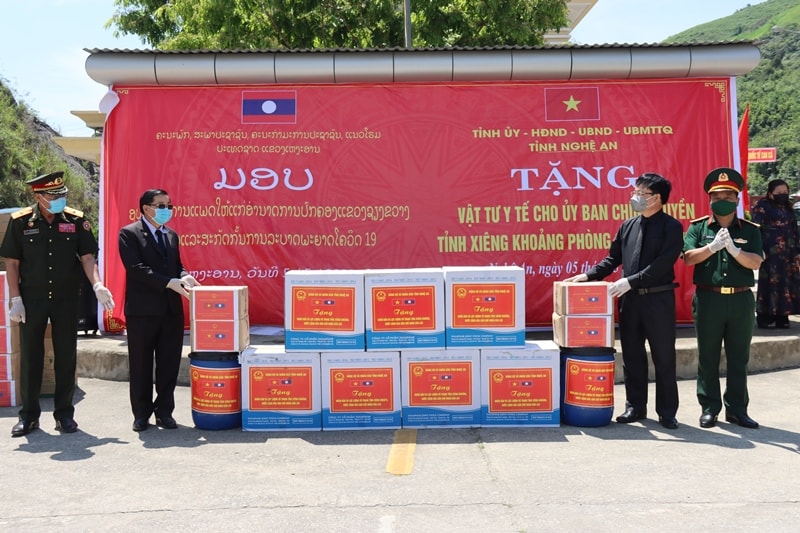 đồng chí Bùi Đình Long - Phó Chủ tịch UBND Tỉnh, Trưởng ban công tác đặc biệt tỉnh và Đại tá Nguyễn Ngọc Hà, UVBTV Tỉnh ủy, Chỉ huy trưởng Bộ CHQS tỉnh, Phó ban công tác đặc biệt tỉnh thay mặt Đảng bộ và nhân dân Nghệ An đã trao tặng tỉnh Xiêng Khoảng vật tư y tế phòng chống dịch dịch Covid-19.