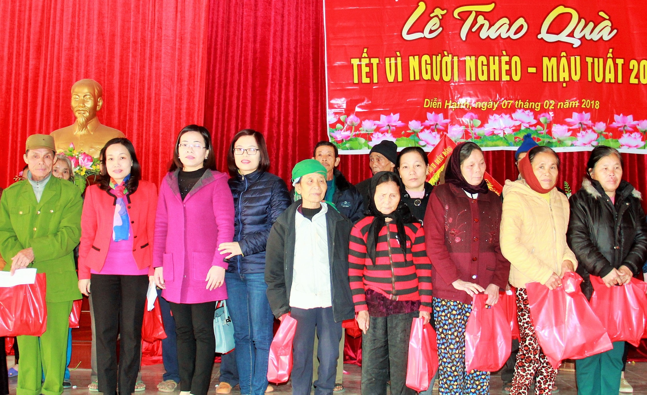 Trao quà người nghèo ở Diễn Châu.Anhrh HV