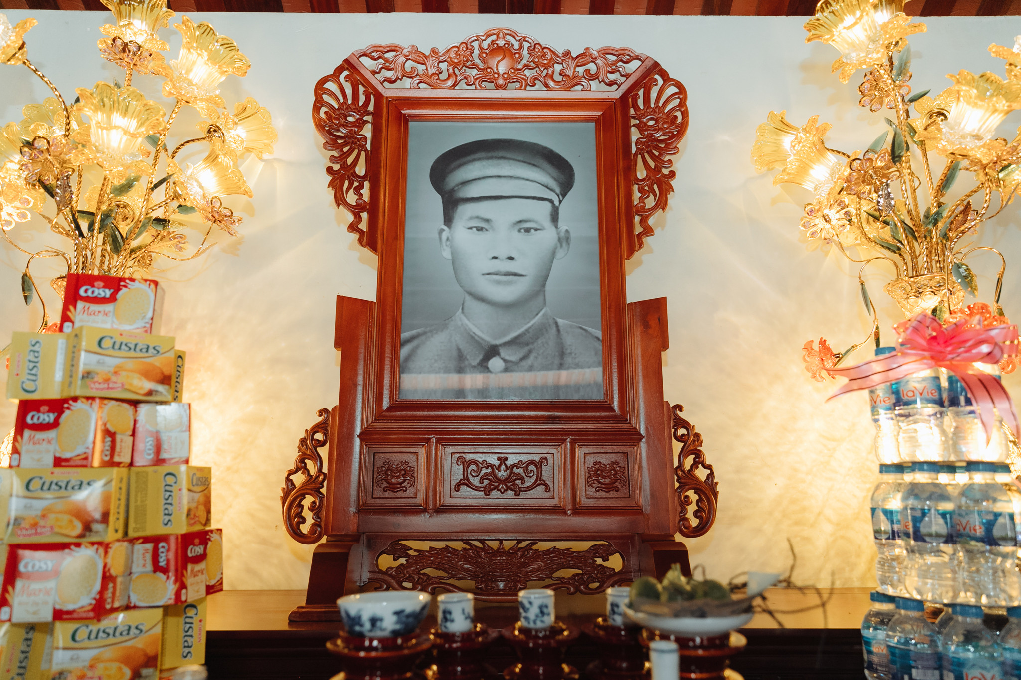 Đồng chí Phùng Chí Kiên, tên thật là Nguyễn Vĩ, sinh ngày 18 tháng 5 năm 1901, tại xã Diễn Yên, huyện Diễn Châu, tỉnh Nghệ An, nguyên Ủy viên Ban Thường vụ Trung ương Đảng, khóa I, là người chiến sỹ cộng sản kiên trung, mẫu mực, toàn tâm phấn đấu cho sự nghiệp cách mạng vô sản ở Việt Nam, nhà chính trị, quân sự song toàn. Ngày 23 tháng 9 năm 1947 đồng chí Phùng Chí Kiên đã được Chủ tịch Hồ Chí Minh ký Sắc lệnh số 89/SL truy phong hàm cấp tướng đầu tiên trong lịch sử Quân đội nhân dân Việt Nam. Ảnh: Đức Anh