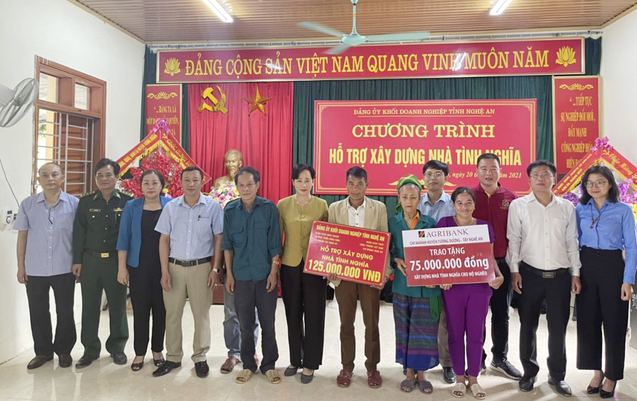 Đảng ủy Khối Doanh nghiệp Nghệ An trao hỗ trợ làm nhà ở cho người nghèo ở huyện Tương Dương. Ảnh tư liệu: CTV