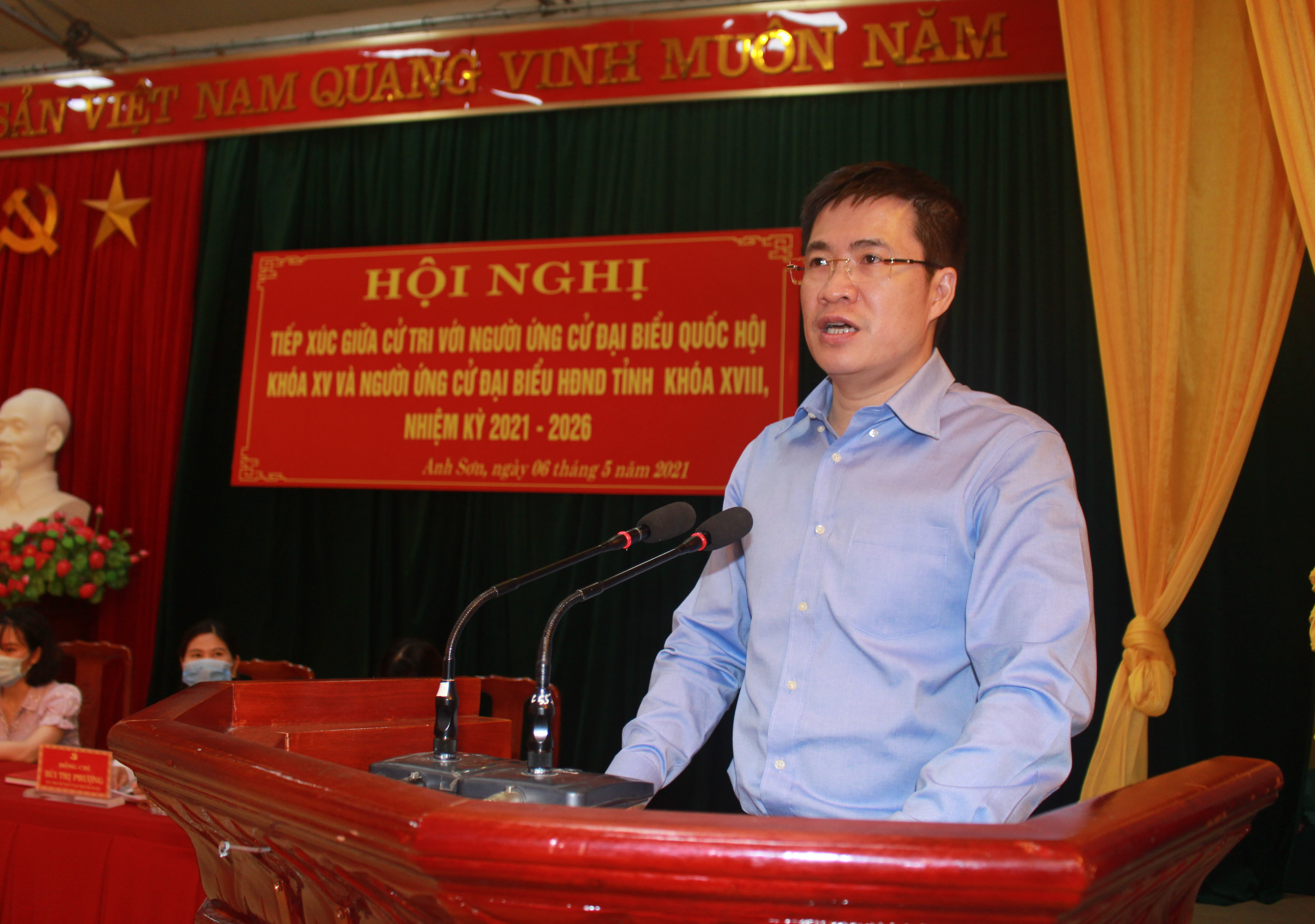 Ông Hoàng Minh Hiếu - Ủy viên Ban Thư ký Quốc hội, Vụ trưởng Vụ thông tin phát biểu tại cuộc tiếp xúc cử tri. Ảnh Thái Hiền