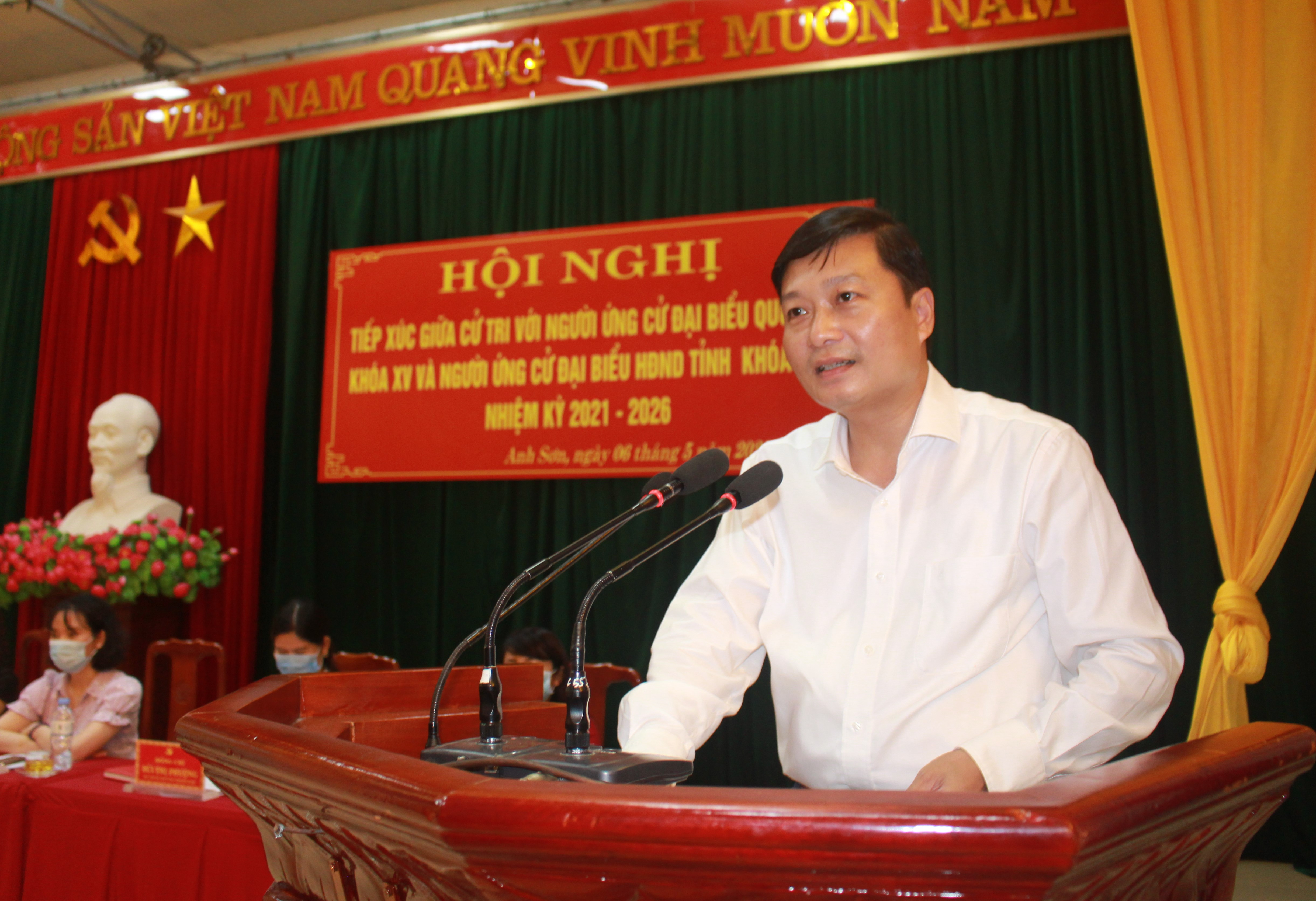 Ông Lê Hồng Vinh - Ủy viên Ban Thường vụ Tỉnh ủy, Phó Chủ tịch Thường trực UBND tỉnh phát biểu tại cuộc tiếp xúc cử tri. Ảnh Thái Hiền
