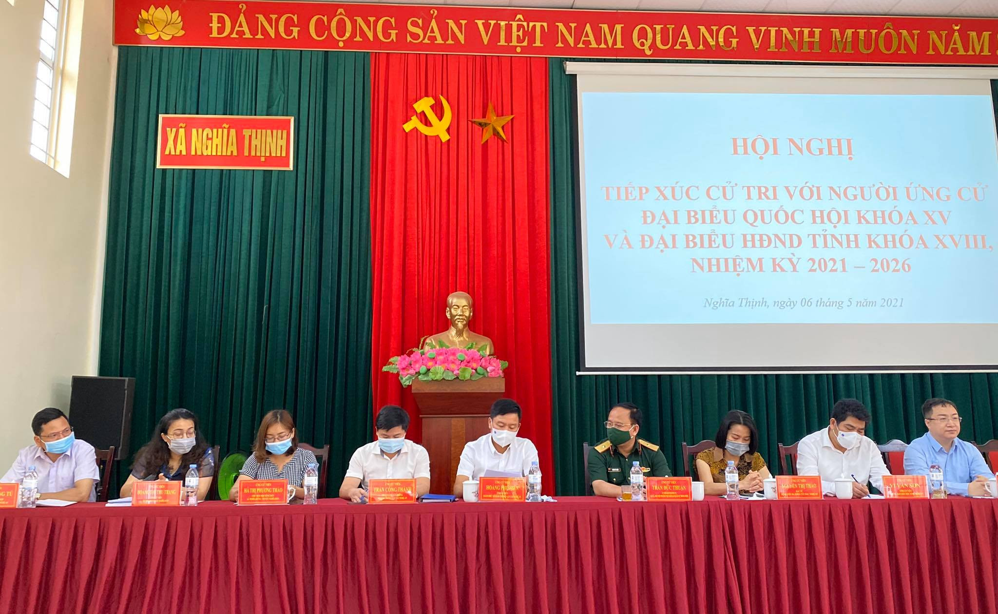 Những người ứng cử đại biểu Quốc hội khóa XV và Hội đồng Nhân dân tỉnh khóa XVIII. tham gia cuộc tiếp xúc cử tri tại Nghĩa Đàn. Ảnh Minh Thái