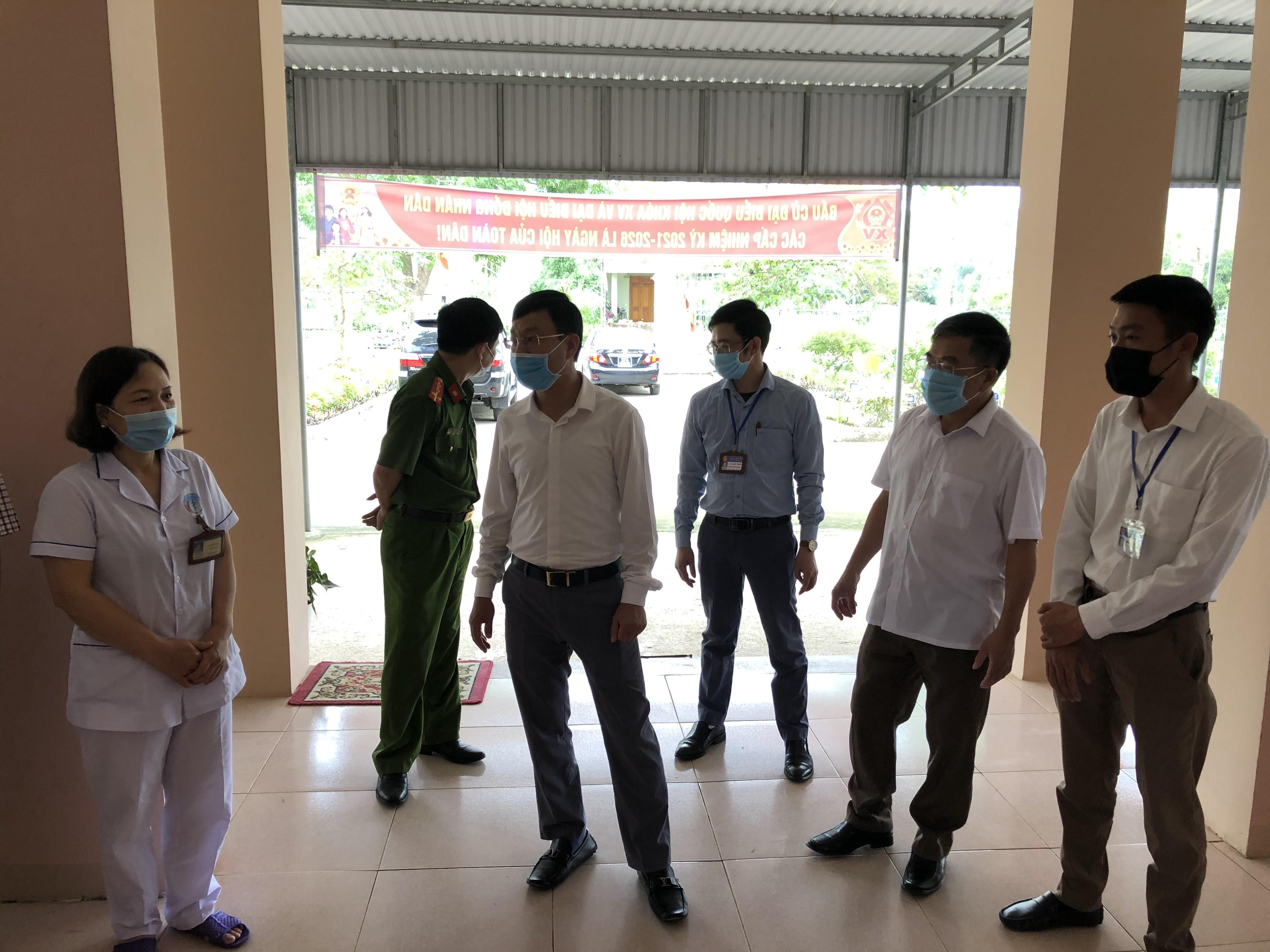 Đoàn nghe kiểm tra và nghe báo cáo công tác tổ chức cách ly tập trung tại phường Long Sơn. Ảnh: 