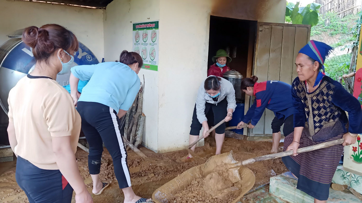 Nhằm giúp đỡ nhà trường, nhiều phụ nữ ở bản Lưu Thắng đã tranh thủ thời gian đến để dọn bùn. Ảnh: Đào Thọ