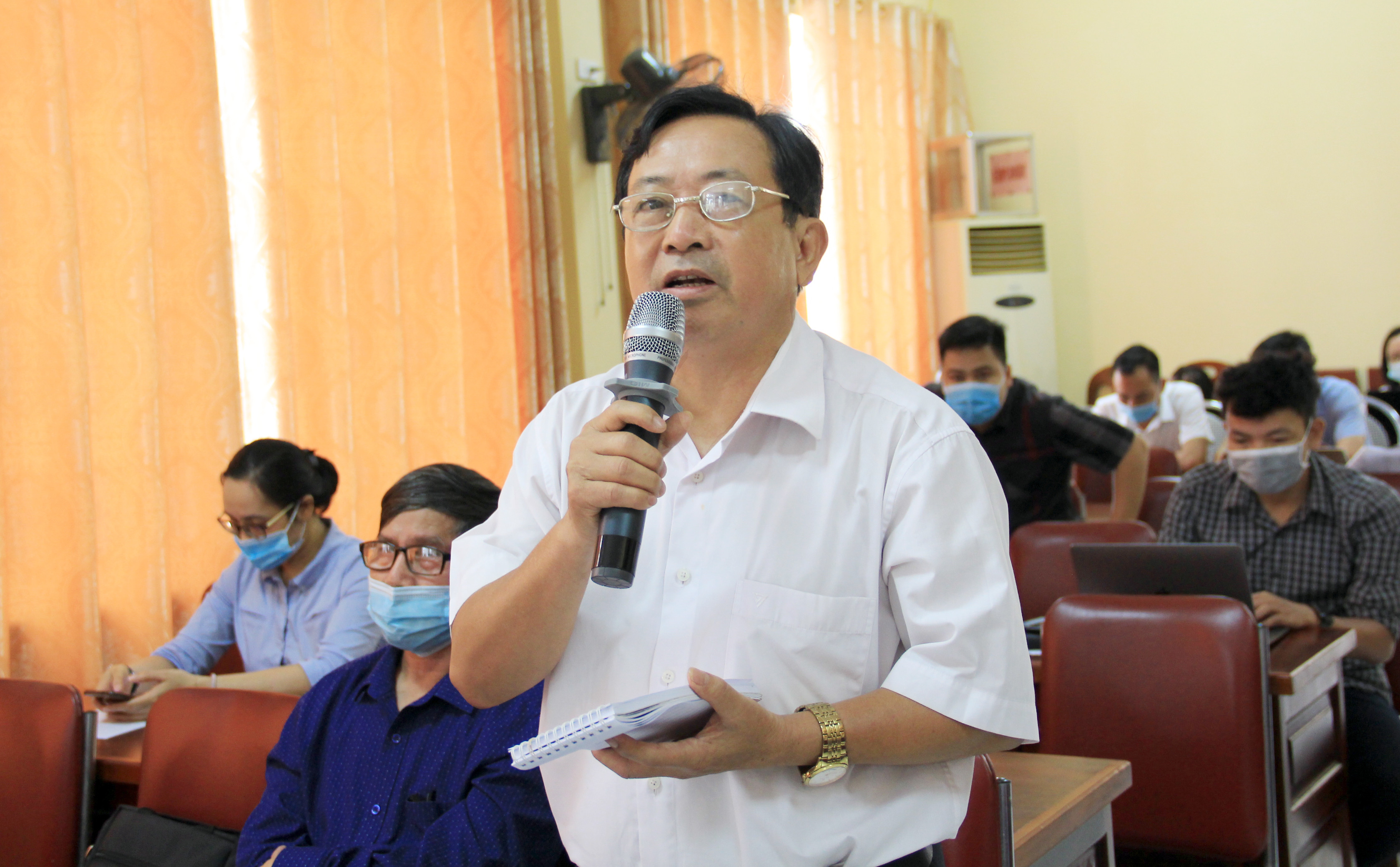 Nhà báo Trần Duy Ngoãn đóng góp ý kiến tại hội nghị. Ảnh: Thanh Quỳnh