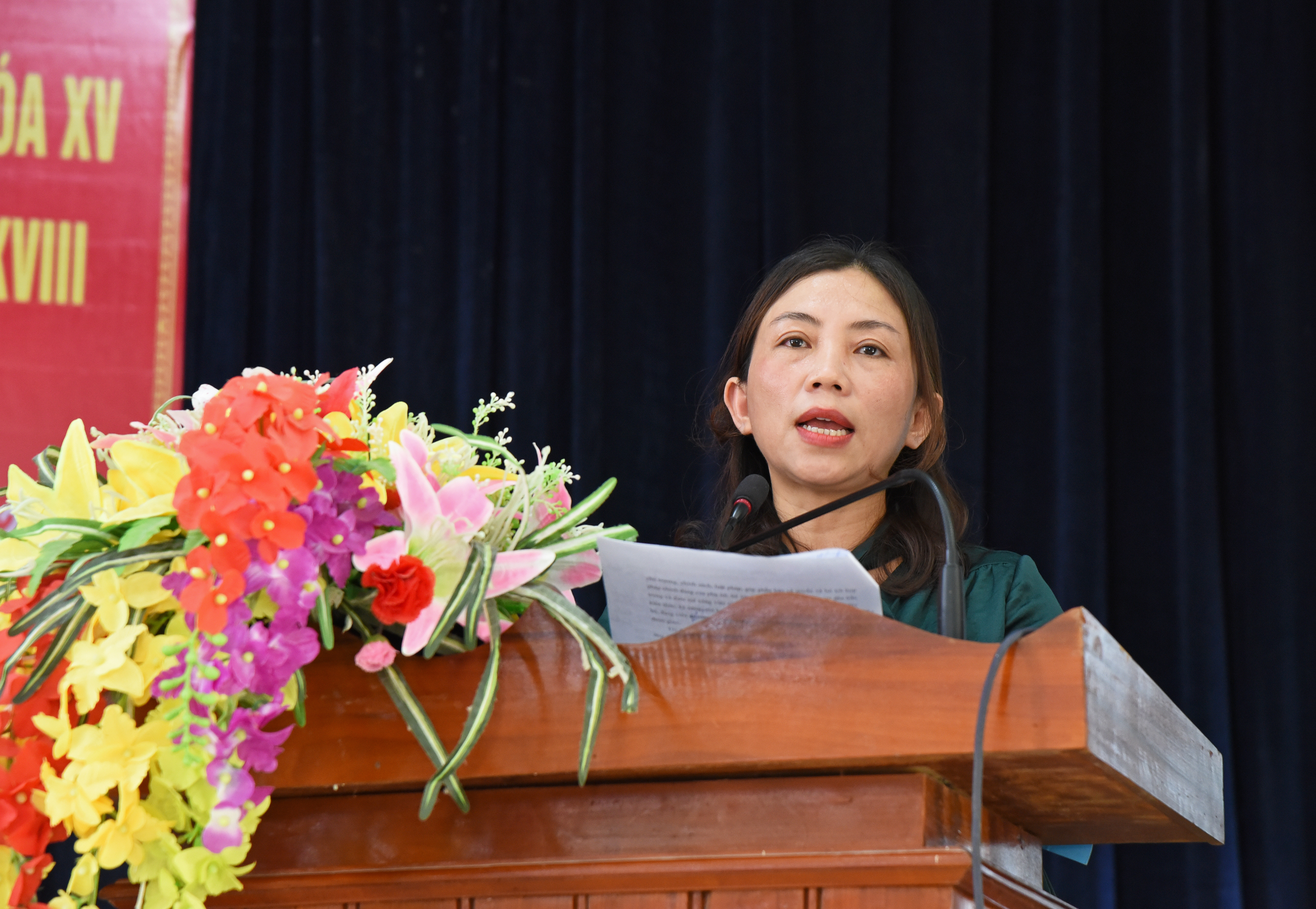 Ứng cử viên Đại biểu Quốc hội Hoàng Thị Thu Hiền trình bày chương trình hành động. Ảnh: TG