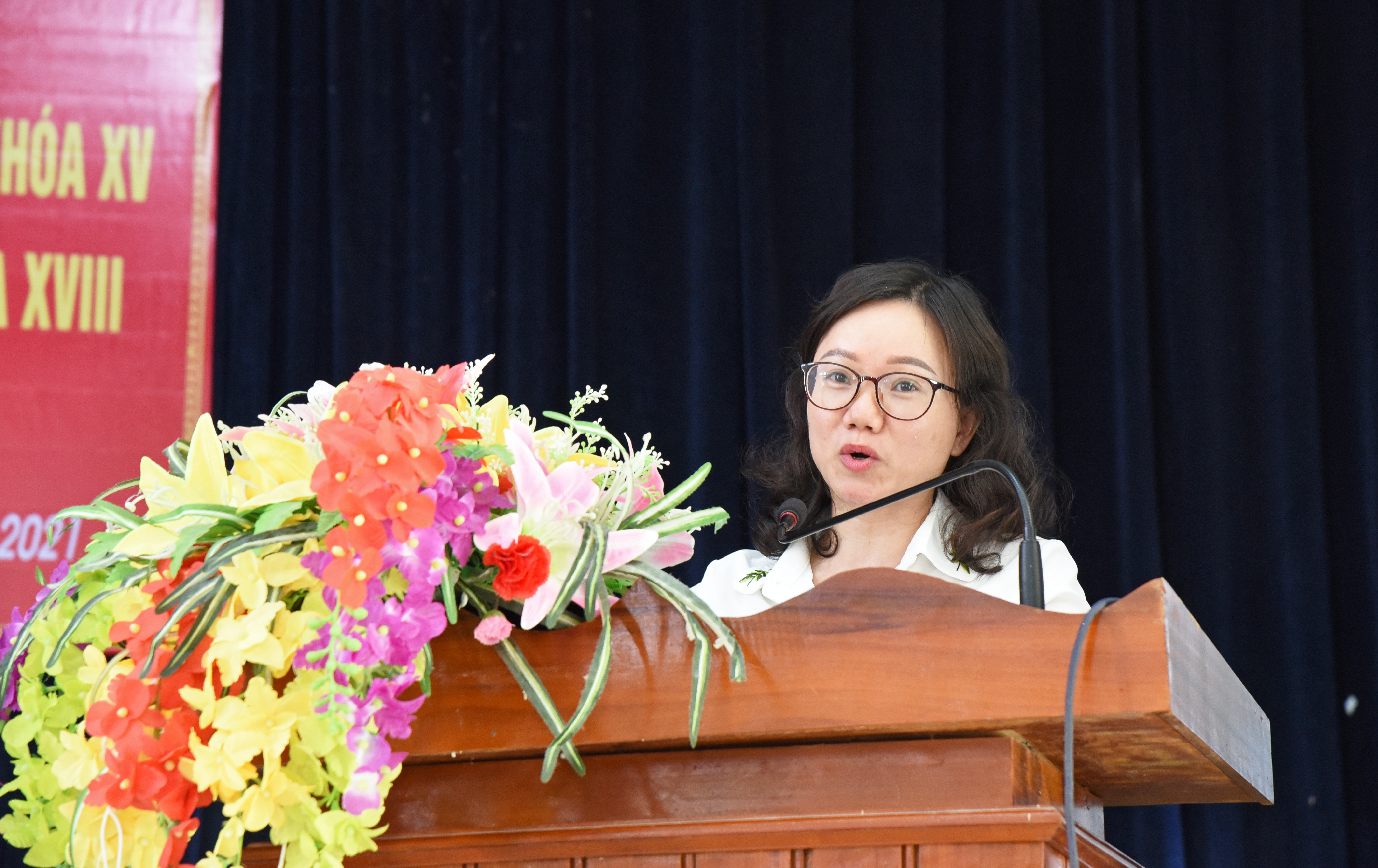 Bà Thái Thị An Chung - Chánh Văn phòng HĐND tỉnh trình bày dự kiến chương trình hành động nếu được bầu làm đại biểu Quốc hội khóa XV. Ảnh: TG