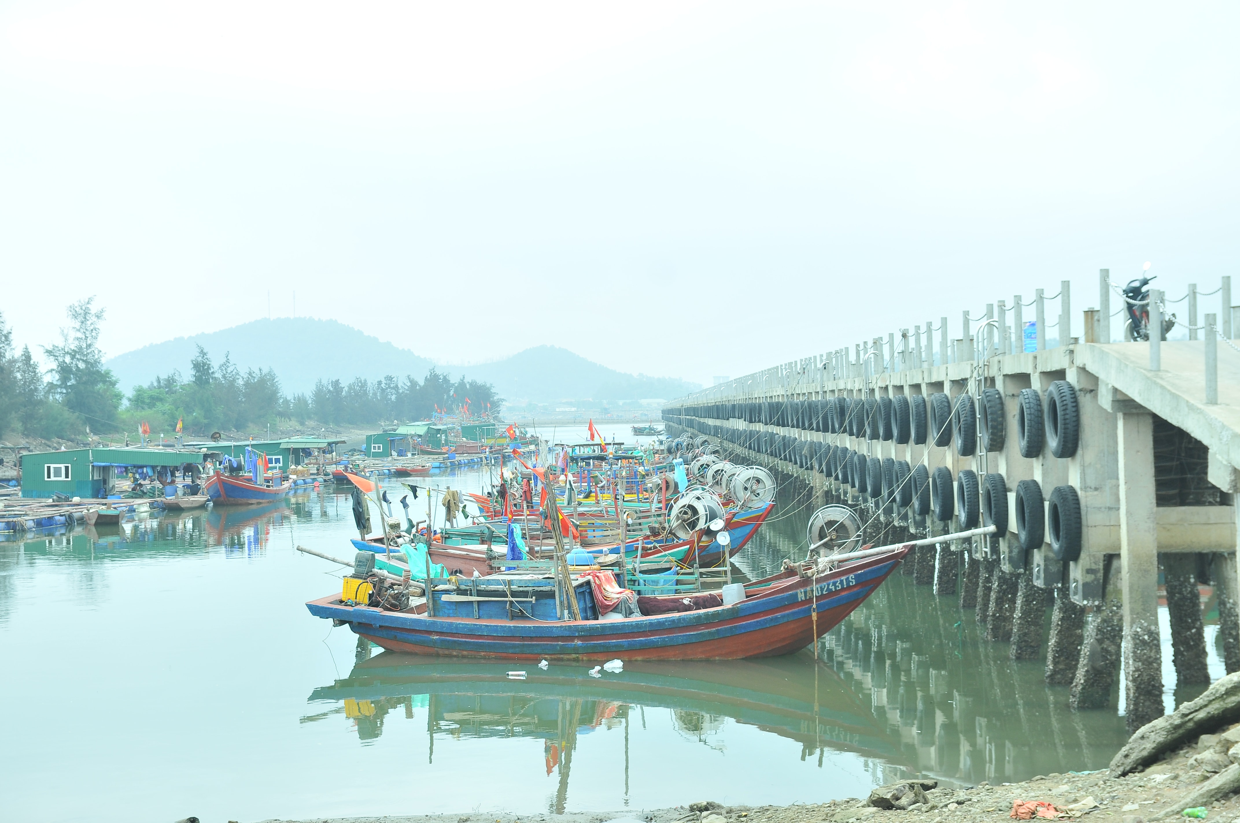 Một điểm tránh trú bão được xây dựng tại xã Nghi Quang (Nghi Lộc), nhưng thực tế chỉ có tàu cá nhỏ mới neo đậu được còn tàu có công suất lớn rất khó tiếp cận. Ảnh: Tiến Đông