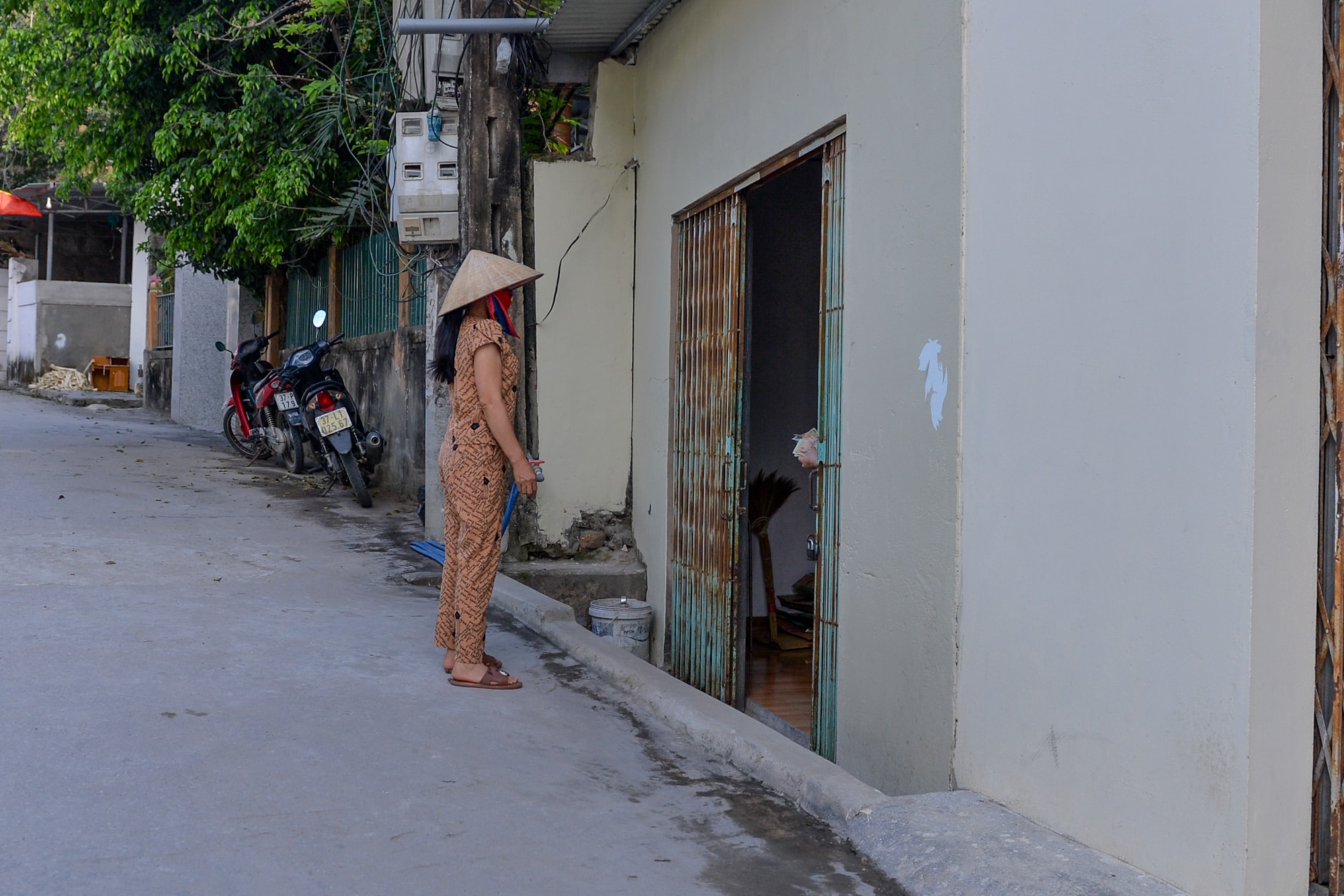 Sau khi có lệnh phong tỏa ngay trong đêm, các khu dân cư trên địa bàn xã đều đã chấp hành nghiêm túc quy định 5K. Các hộ dân, hộ kinh doanh đều đã đóng cửa dừng hoạt động, chỉ có một số cửa hàng bán nhu yếu phẩm cần thiết thì mở cửa, nhưng vẫn tuân thủ khoảng cách theo quy định. Ảnh: Thành Cường