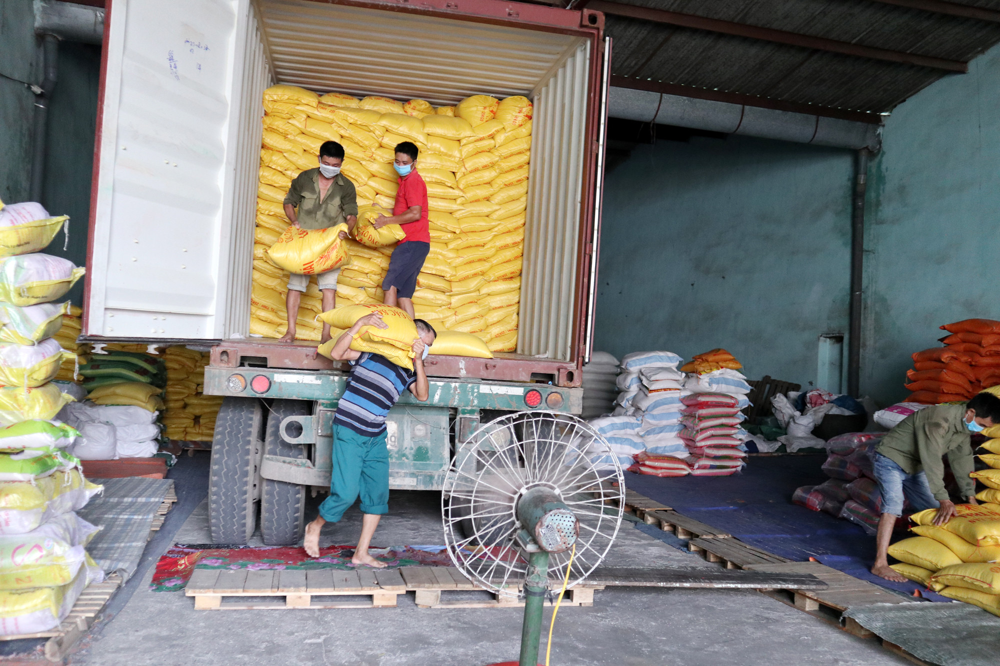 Hiện kho gạo thành phẩm của Công ty CP lương thực Thanh Nghệ Tĩnh đang lưu kho 200 tấn, không lo thiếu nguồn cung về gạo. Ảnh: Thanh Phúc