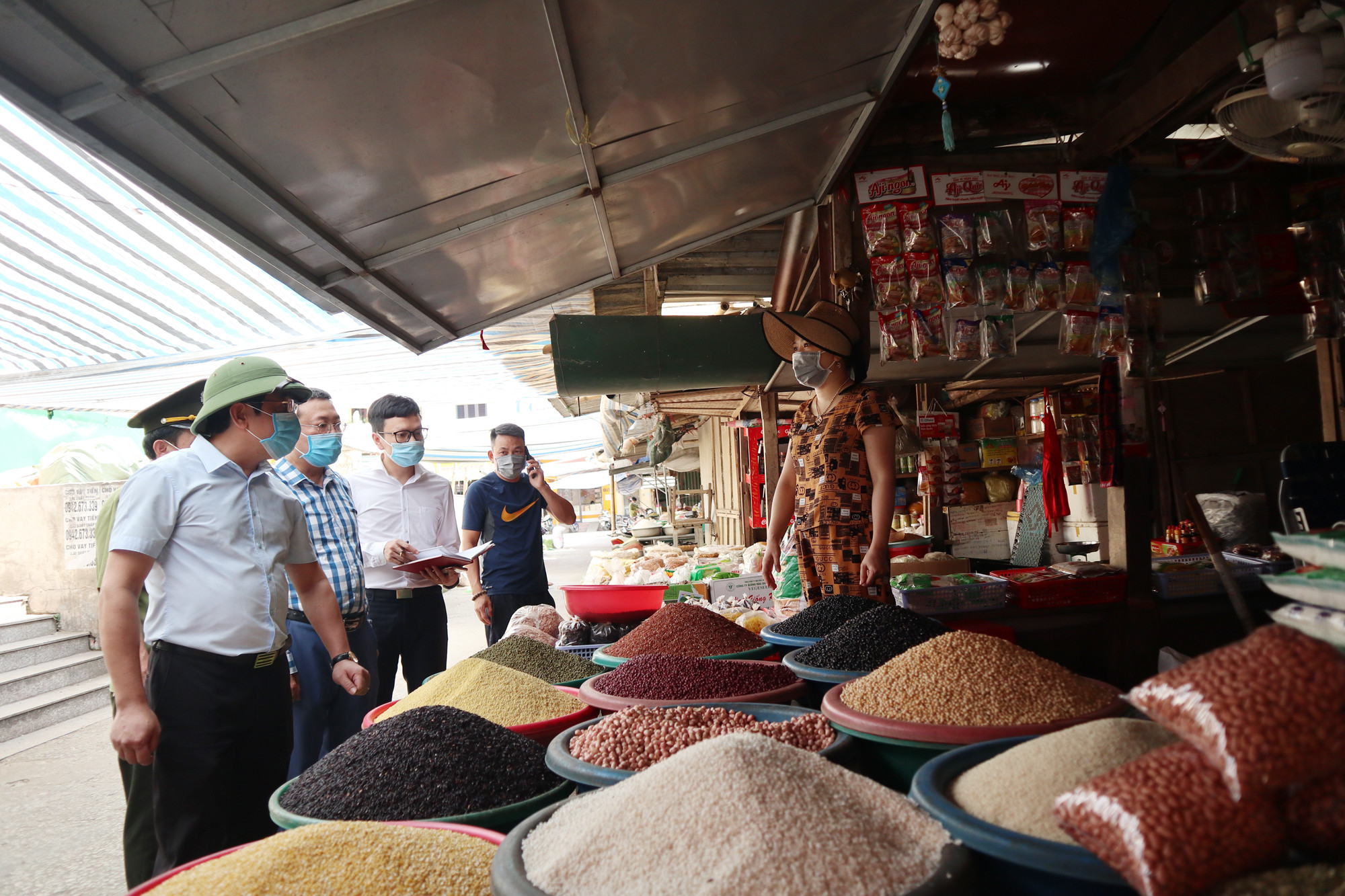 Tại chợ Vinh, nguồn cung lương thực dồi dào, lượng người mua không nhiều biến động. Ảnh: Thanh Phúc