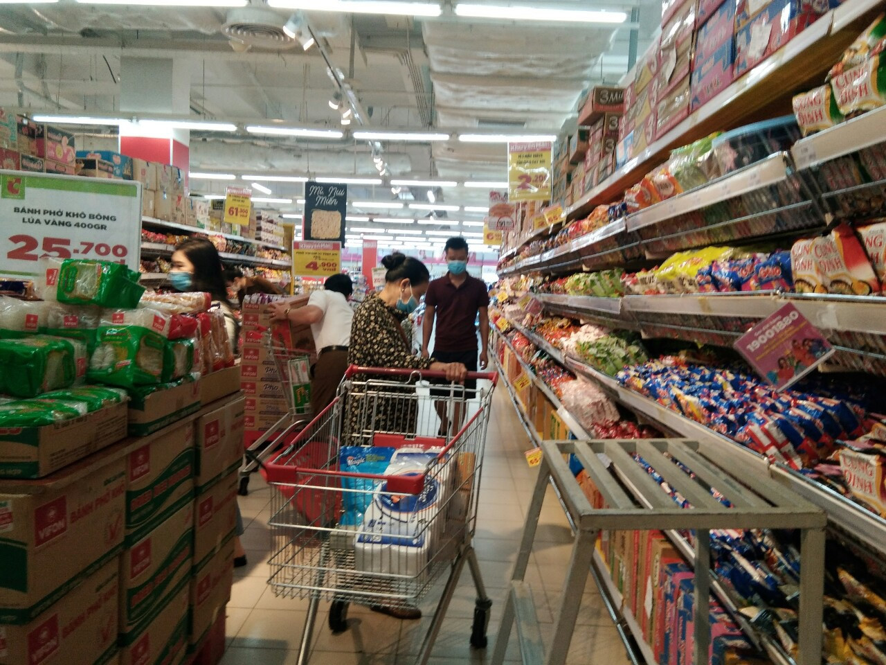 Tại siêu thị, lượng hàng hóa đang rất dồi dào. Ảnh: Thanh Phúc