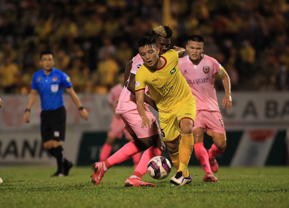 Gần như chắc chắn, đội trưởng Hoàng Văn Khánh (áo vàng) sẽ tái xuất sân cỏ khi V.League 2021 trở lại. Ảnh: VPF
