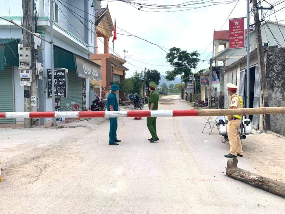 Lực lượng chức năng chốt chặn tuyến đường vào xã Quỳnh Lập. Ảnh: PV