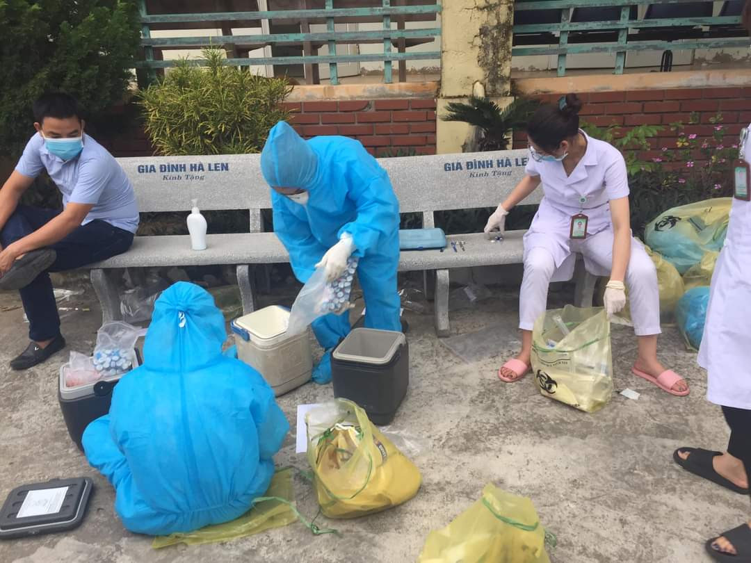 Sáng nay, Trung tâm y tế TX.Hoàng Mai tiếp tục làm nhiệm vụ phun thuốc khử khuẩn tại xã Quỳnh Lập. Ảnh: PV